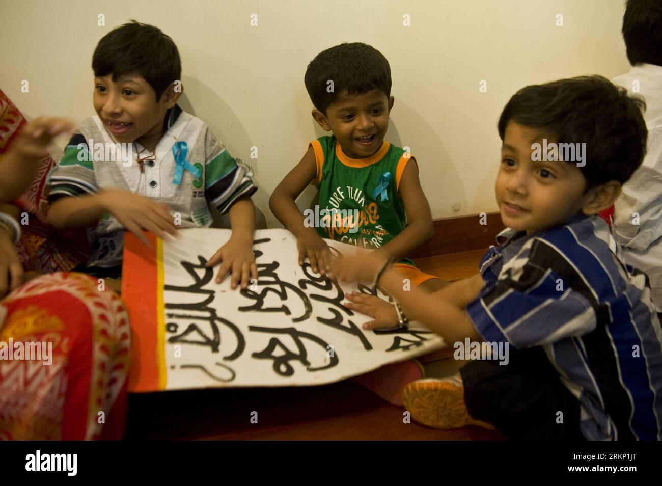 Bildnummer : 57830653 Datum : 02.04.2012 Copyright : imago/Xinhua (120402)-- CALCUTTA, 2 avril 2012 (Xinhua) -- des enfants indiens se réunissent pour marquer la Journée mondiale de sensibilisation à l'autisme au CIRC (conseils indiens pour les relations culturelles) à Calcutta, capitale de l'État indien oriental du Bengale occidental, le 2 avril 2012. En décembre 2007, l'Assemblée générale des Nations Unies a adopté une résolution proclamant le 2 avril Journée mondiale de sensibilisation à l'autisme, dans un effort pour attirer l'attention sur un désordre omniprésent qui touche des dizaines de millions de personnes dans le monde. (Xinhua photo/Tumpa Mondal) L'AUTISME INDE-BENGALE-OCCIDENTAL-MONDE Banque D'Images