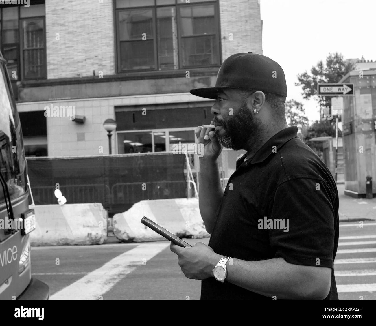 New York, NY, États-Unis. 23 août 2023. Homme fumant une cigarette à l'arrêt de bus. (Image de crédit : © John Marshall Mantel/ZUMA Press Wire) USAGE ÉDITORIAL SEULEMENT! Non destiné à UN USAGE commercial ! Banque D'Images