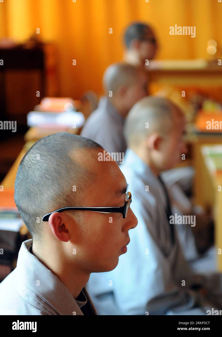 Bildnummer : 57882354 Datum : 07.04.2012 Copyright : imago/Xinhua (120409) -- ZHENGZHOU, 9 avril 2012 (Xinhua) -- les étudiants suivent des cours au Henan Buddhist College (HBC) dans les montagnes pittoresques de Tongbai, dans la province du Henan, au centre de la Chine, le 7 avril 2012. La CBH a organisé une cérémonie d'inauguration dimanche, marquant la création du tout premier institut supérieur dédié à l'éducation bouddhiste dans le lieu de naissance du bouddhisme chinois Han. Situé dans les pittoresques montagnes de Tongbai connues pour leur patrimoine monastique, HBC couvre une superficie de 6,96 hectares. Le complexe architectural principal est dans le style de t Banque D'Images