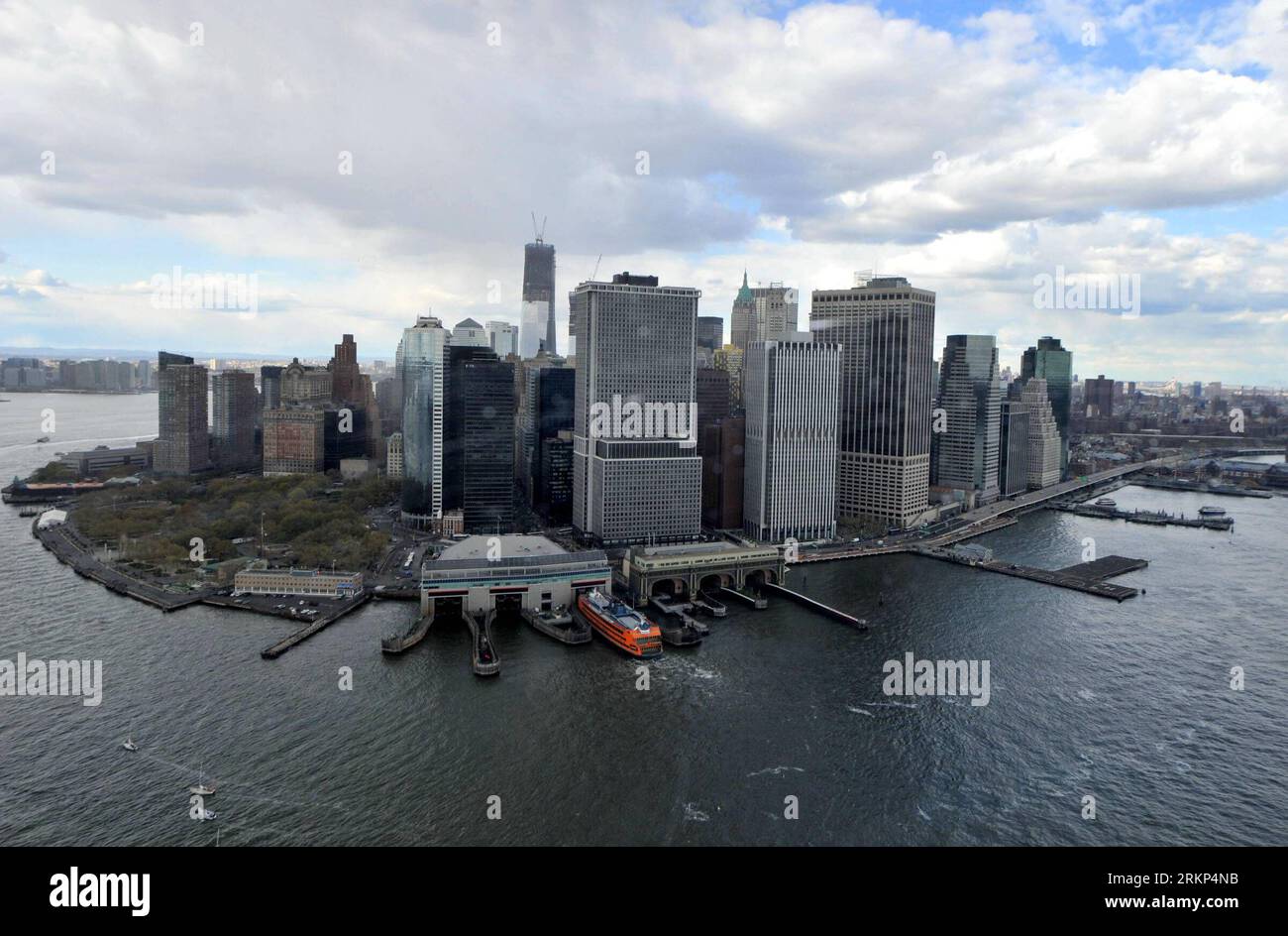 Bildnummer : 57891968 Datum : 12.04.2012 Copyright : imago/Xinhua (120412) -- NEW YORK, 12 avril 2012 (Xinhua) -- une vue aérienne de l'horizon de Manhattan est vue à New York, aux États-Unis, le 12 avril 2012. (Xinhua/Wang Lei) (zx) U.S.-NEW YORK-TOURISM PUBLICATIONxNOTxINxCHN Gesellschaft USA totale NY Hudson River Rundflug Wirtschaft Helikopter Tourismus x0x xds 2012 quer 57891968 Date 12 04 2012 Copyright Imago XINHUA New York avril 12 2012 XINHUA vue aérienne de Manhattan Skyline EST des lacs à New York City les États-Unis avril 12 2012 XINHUA Wang Lei ZX U S New York Tour Banque D'Images