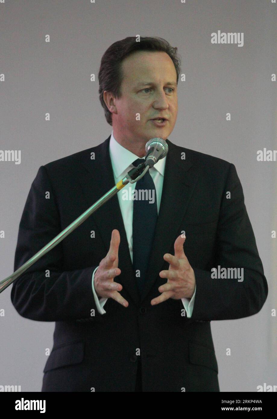 Bildnummer : 57893958 Datum : 13.04.2012 Copyright : imago/Xinhua (120413) -- YANGON, le 13 avril 2012 (Xinhua) -- le Premier ministre britannique David Cameron en visite s'adresse à la presse après avoir rencontré Aung San Suu Kyi, leader de la Ligue nationale pour la démocratie (NLD) et représentante élue au Parlement, à Yangon, Myanmar, le 13 avril 2012. (Xinhua/U Aung) MYANMAR-BRITISH-DAVID CAMERON-VISIT PUBLICATIONxNOTxINxCHN People Politik xda x0x 2012 hoch 57893958 Date 13 04 2012 Copyright Imago XINHUA Yangon avril 13 2012 XINHUA visite le Premier ministre britannique David Cameron à la presse A. Banque D'Images