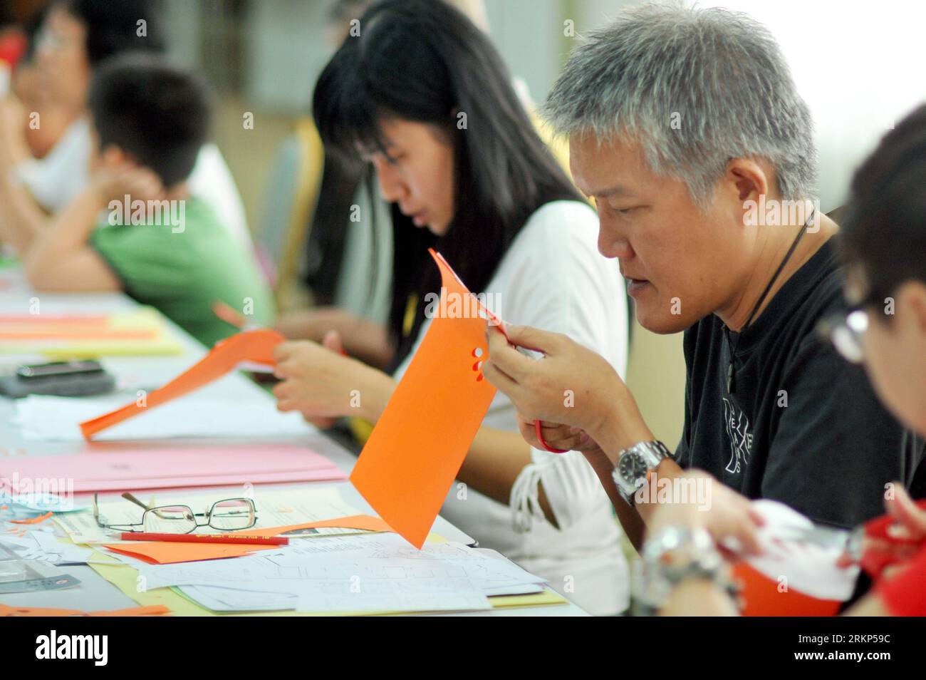 Bildnummer : 57896877 Datum : 15.04.2012 Copyright : imago/Xinhua (120415) -- KUALA LUMPUR, 15 avril 2012 (Xinhua) -- le chinois malaisien apprend un document coupé pendant le camp de formation sur la culture traditionnelle et l'art organisé par la Chambre de commerce chinoise malysienne à Kuala Lumpur, Malaisie, le 15 avril 2012. (Xinhua/Chong Voon Chung) (srb) MALAYSIA-KUALA LUMPUR-PAPER CUT PUBLICATIONxNOTxINxCHN Gesellschaft Kultur Kunsthandwerk Papierschnitt Scherenschnitt xbs x0x 2012 quer 57896877 Date 15 04 2012 Copyright Imago XINHUA Kuala Lumpur avril 15 2012 XINHUA Malaysian Chinese apprendre papier coupé pendant la tr Banque D'Images