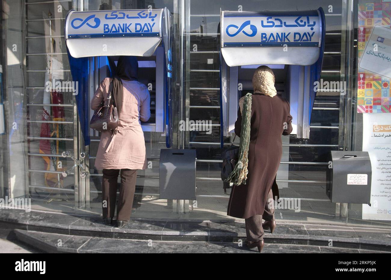 Bildnummer : 57898091 Datum : 15.04.2012 Copyright : imago/Xinhua (120415)-- TÉHÉRAN, 15 avril 2012 (Xinhua) --les Iraniens utilisent des distributeurs automatiques de billets dans le nord de Téhéran, Iran, 15 avril 2012. La Banque centrale iranienne a annoncé dans une déclaration récente que 3 cartes ATM ont été piratées, et a appelé tous les propriétaires de cartes bancaires à changer les mots de passe de leurs cartes. (Xinhua/Ahmad Halabisaz) IRAN-TEHRAN-ATM CARD-HACKED PUBLICATIONxNOTxINxCHN Wirtschaft Bank Geldautomat xbs x0x 2012 quer 57898091 Date 15 04 2012 Copyright Imago XINHUA TEHRAN avril 15 2012 XINHUA Iranian utilisent des distributeurs automatiques de billets dans le nord de TÉHÉRAN Iran Avr Banque D'Images