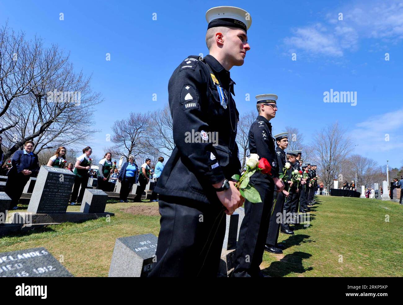 Bildnummer : 57898057 Datum : 15.04.2012 Copyright : imago/Xinhua (120415) -- HALIFAX, le 15 avril 2012 (Xinhua) -- des soldats participent à la commémoration au cimetière Fairview Lawn à Halifax, Canada, le 15 avril 2012. Halifax, une ville portuaire située sur la côte est du Canada, a un lien complexe entre l'insubmersible Titanic. Les premiers efforts de recherche et de sauvetage pour les survivants ont été lancés à partir de Halifax. Aujourd'hui, 150 victimes du Titanic reposent aux cimetières Fairview Lawn, Mount Olivet et Baron de Hirch à Halifax. (Xinhua/Wang Lei) CANADA-HALIFAX-TITANIC-COMMÉMORATION pu Banque D'Images