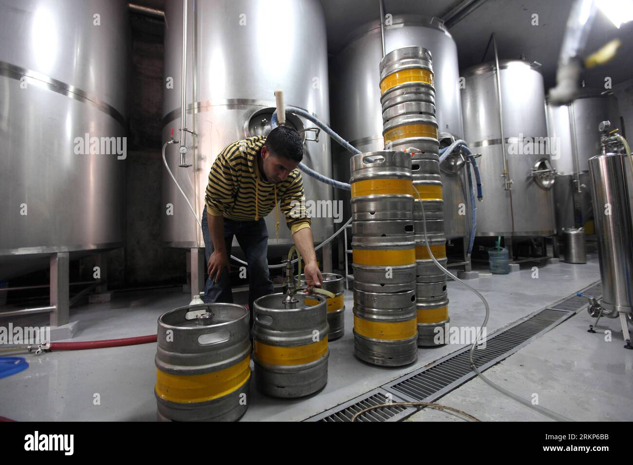 Bildnummer : 57910960 Datum : 18.04.2012 Copyright : imago/Xinhua (120418)-- CISJORDANIE, 18 avril 2012 (Xinhua) -- Un travailleur palestinien vérifie des conteneurs de bière à la brasserie Taybeh, dans le village de Taybeh, près de Ramallah, en Cisjordanie, le 18 avril 2012. La seule brasserie en Palestine a été créée en 1994 qui produit environ 6000 hectolitres de bière par an, environ 90% de la bière est distribuée sur le marché local et israélien, tandis que 10% est exportée vers l'Europe. (Xinhua/Fadi Arouri)(ctt) MIDEAST-WEST BANK-TAYBEH-BREWERY PUBLICATIONxNOTxINxCHN Wirtschaft Getränkeindustrie Getränke Fabrik Arbeitswelte Banque D'Images