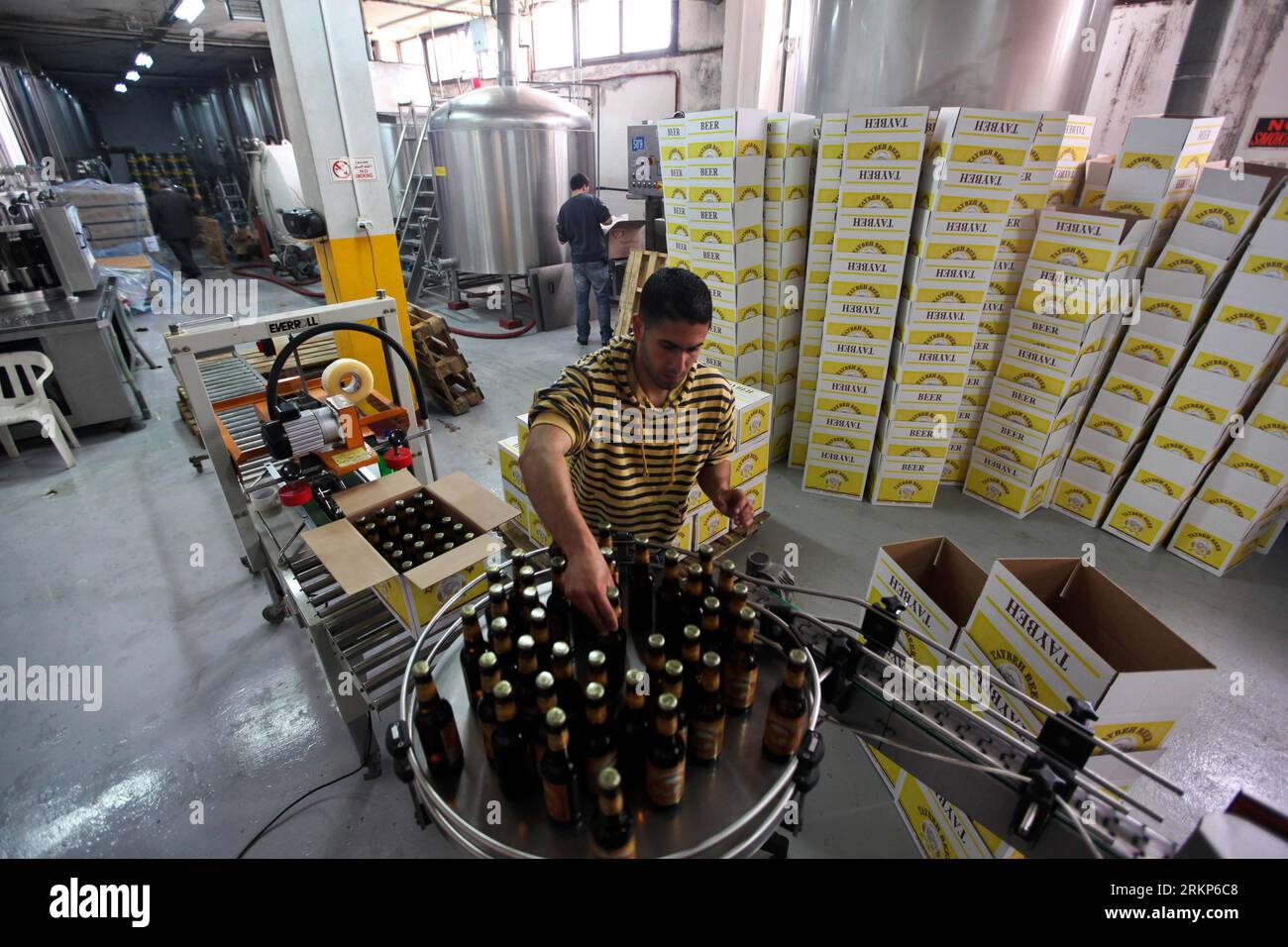 Bildnummer : 57910964 Datum : 18.04.2012 Copyright : imago/Xinhua (120418)-- CISJORDANIE, 18 avril 2012 (Xinhua) -- Un travailleur palestinien emballe des bouteilles de bière à la brasserie Taybeh, dans le village de Taybeh, près de Ramallah, en Cisjordanie, le 18 avril 2012. La seule brasserie en Palestine a été créée en 1994 qui produit environ 6000 hectolitres de bière par an, environ 90% de la bière est distribuée sur le marché local et israélien, tandis que 10% est exportée vers l'Europe. (Xinhua/Fadi Arouri)(ctt) MIDEAST-WEST BANK-TAYBEH-BREWERY PUBLICATIONxNOTxINxCHN Wirtschaft Getränkeindustrie Getränke Fabrik Arbeitswelten GE Banque D'Images
