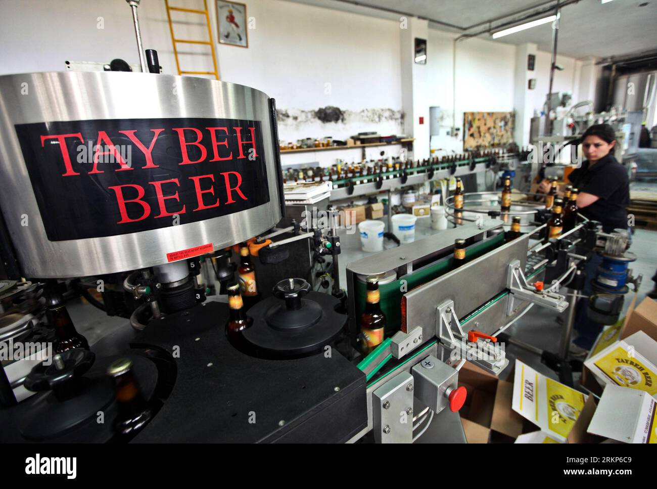 Bildnummer : 57910963 Datum : 18.04.2012 Copyright : imago/Xinhua (120418)-- CISJORDANIE, 18 avril 2012 (Xinhua) -- Un travailleur palestinien emballe des bouteilles de bière à la brasserie Taybeh, dans le village de Taybeh, près de Ramallah, en Cisjordanie, le 18 avril 2012. La seule brasserie en Palestine a été créée en 1994 qui produit environ 6000 hectolitres de bière par an, environ 90% de la bière est distribuée sur le marché local et israélien, tandis que 10% est exportée vers l'Europe. (Xinhua/Fadi Arouri)(ctt) MIDEAST-WEST BANK-TAYBEH-BREWERY PUBLICATIONxNOTxINxCHN Wirtschaft Getränkeindustrie Getränke Fabrik Arbeitswelten GE Banque D'Images