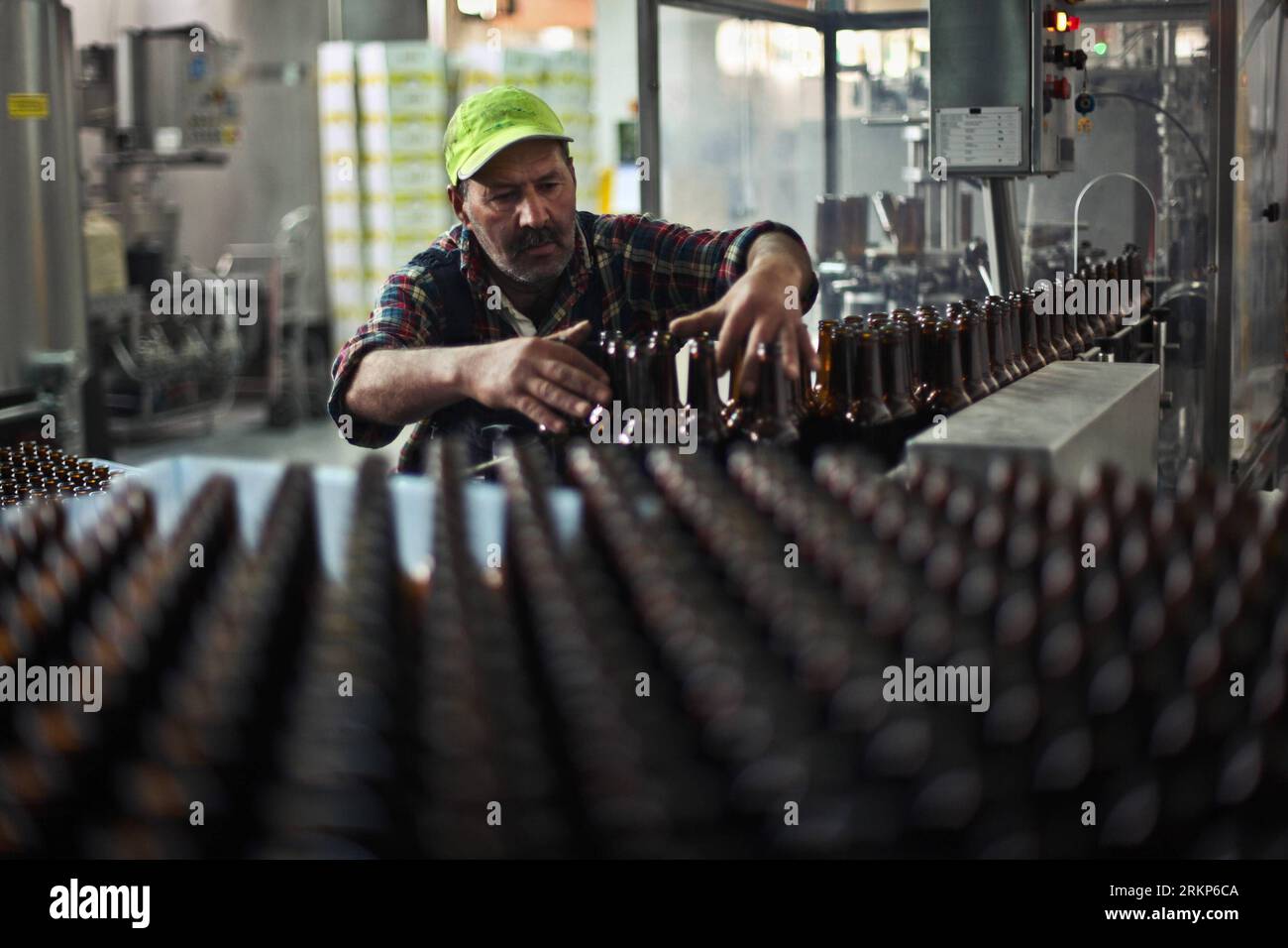 Bildnummer : 57910961 Datum : 18.04.2012 Copyright : imago/Xinhua (120418)-- CISJORDANIE, 18 avril 2012 (Xinhua) -- Un travailleur palestinien emballe des bouteilles de bière à la brasserie Taybeh, dans le village de Taybeh, près de Ramallah, en Cisjordanie, le 18 avril 2012. La seule brasserie en Palestine a été créée en 1994 qui produit environ 6000 hectolitres de bière par an, environ 90% de la bière est distribuée sur le marché local et israélien, tandis que 10% est exportée vers l'Europe. (Xinhua/Fadi Arouri)(ctt) MIDEAST-WEST BANK-TAYBEH-BREWERY PUBLICATIONxNOTxINxCHN Wirtschaft Getränkeindustrie Getränke Fabrik Arbeitswelten GE Banque D'Images