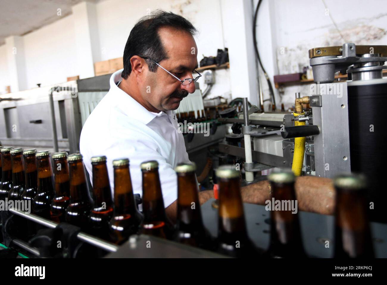 Bildnummer : 57910957 Datum : 18.04.2012 Copyright : imago/Xinhua (120418)-- CISJORDANIE, 18 avril 2012 (Xinhua) -- Nadeem Khoury, fondateur palestinien de la brasserie Taybeh, supervise son usine dans le village de Taybeh, près de Ramallah, en Cisjordanie, le 18 avril 2012. La seule brasserie en Palestine a été créée en 1994 qui produit environ 6000 hectolitres de bière par an, environ 90% de la bière est distribuée sur le marché local et israélien, tandis que 10% est exportée vers l'Europe. (Xinhua/Fadi Arouri)(ctt) MIDEAST-WEST BANK-TAYBEH-BREWERY PUBLICATIONxNOTxINxCHN Wirtschaft Getränkeindustrie Getränke Fabrik Arbe Banque D'Images