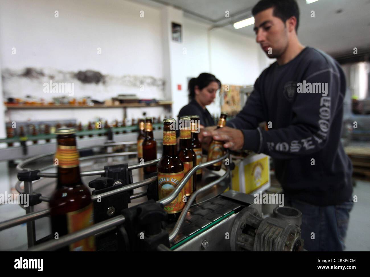 Bildnummer : 57910958 Datum : 18.04.2012 Copyright : imago/Xinhua (120418)-- CISJORDANIE, 18 avril 2012 (Xinhua) -- Un travailleur palestinien vérifie des conteneurs de bière à la brasserie Taybeh, dans le village de Taybeh, près de Ramallah, en Cisjordanie, le 18 avril 2012. La seule brasserie en Palestine a été créée en 1994 qui produit environ 6000 hectolitres de bière par an, environ 90% de la bière est distribuée sur le marché local et israélien, tandis que 10% est exportée vers l'Europe. (Xinhua/Fadi Arouri)(ctt) MIDEAST-WEST BANK-TAYBEH-BREWERY PUBLICATIONxNOTxINxCHN Wirtschaft Getränkeindustrie Getränke Fabrik Arbeitswelte Banque D'Images