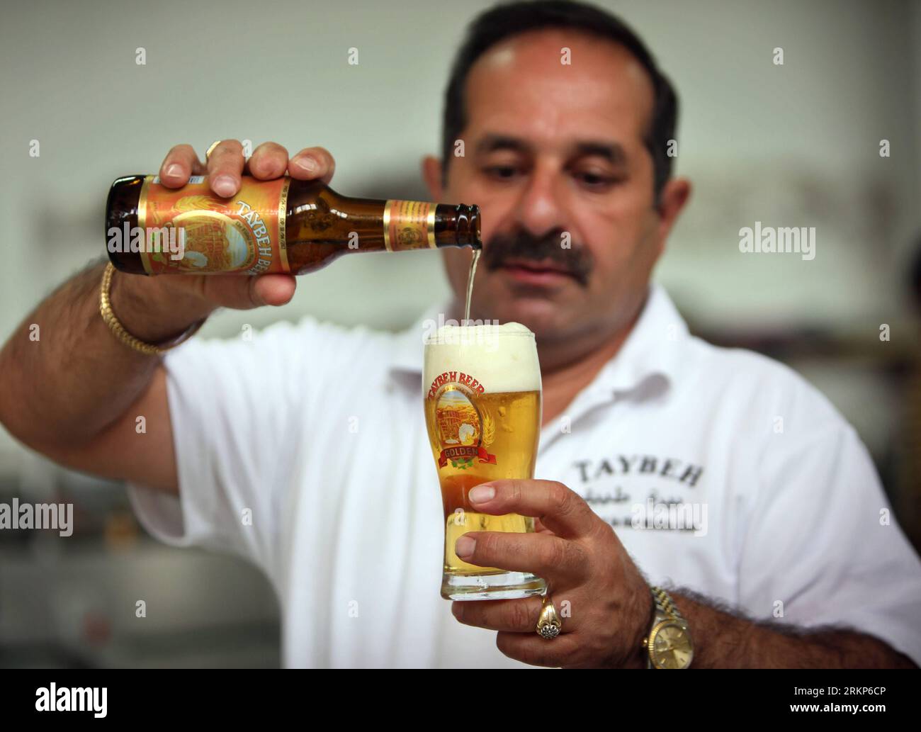 Bildnummer : 57910959 Datum : 18.04.2012 Copyright : imago/Xinhua (120418)-- CISJORDANIE, 18 avril 2012 (Xinhua) -- Nadeem Khoury, fondateur palestinien de la brasserie Taybeh, verse de la bière dans son usine dans le village de Taybeh, près de Ramallah, en Cisjordanie, le 18 avril 2012. La seule brasserie en Palestine a été créée en 1994 qui produit environ 6000 hectolitres de bière par an, environ 90% de la bière est distribuée sur le marché local et israélien, tandis que 10% est exportée vers l'Europe. (Xinhua/Fadi Arouri)(ctt) MIDEAST-WEST BANK-TAYBEH-BREWERY PUBLICATIONxNOTxINxCHN Wirtschaft Getränkeindustrie Getränke Fabrik A Banque D'Images