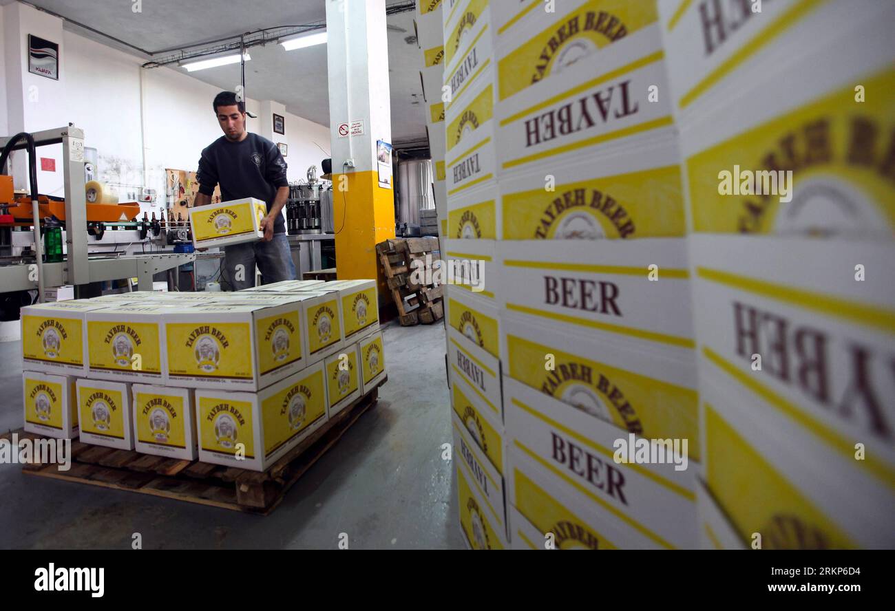 Bildnummer : 57910962 Datum : 18.04.2012 Copyright : imago/Xinhua (120418)-- CISJORDANIE, 18 avril 2012 (Xinhua) -- Un travailleur palestinien emballe des bouteilles de bière à la brasserie Taybeh, dans le village de Taybeh, près de Ramallah, en Cisjordanie, le 18 avril 2012. La seule brasserie en Palestine a été créée en 1994 qui produit environ 6000 hectolitres de bière par an, environ 90% de la bière est distribuée sur le marché local et israélien, tandis que 10% est exportée vers l'Europe. (Xinhua/Fadi Arouri)(ctt) MIDEAST-WEST BANK-TAYBEH-BREWERY PUBLICATIONxNOTxINxCHN Wirtschaft Getränkeindustrie Getränke Fabrik Arbeitswelten GE Banque D'Images