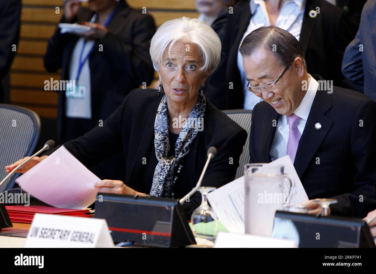 (120420) -- WASHINGTON D.C., 20 avril 2012 (Xinhua) -- le Secrétaire général des Nations Unies Ban Ki-moon (à droite) et la Directrice générale du Fonds monétaire international (FMI) Christine Lagarde assistent au dialogue ministériel sur le développement durable, la voie vers Rio+20 à Washington D.C., capitale des États-Unis, le 20 avril 2012, lors des réunions de printemps du FMI et de la Banque mondiale. (Xinhua/Fang Zhe) (zjl) États-Unis-WASHINGTON D.C. DIALOGUE ministériel-DÉVELOPPEMENT DURABLE PUBLICATIONxNOTxINxCHN 120420 Washington D C avril 20 2012 XINHUA Secrétaire général des Nations Unies Ban KI Moon r et Directeur général de l'Internationa Banque D'Images