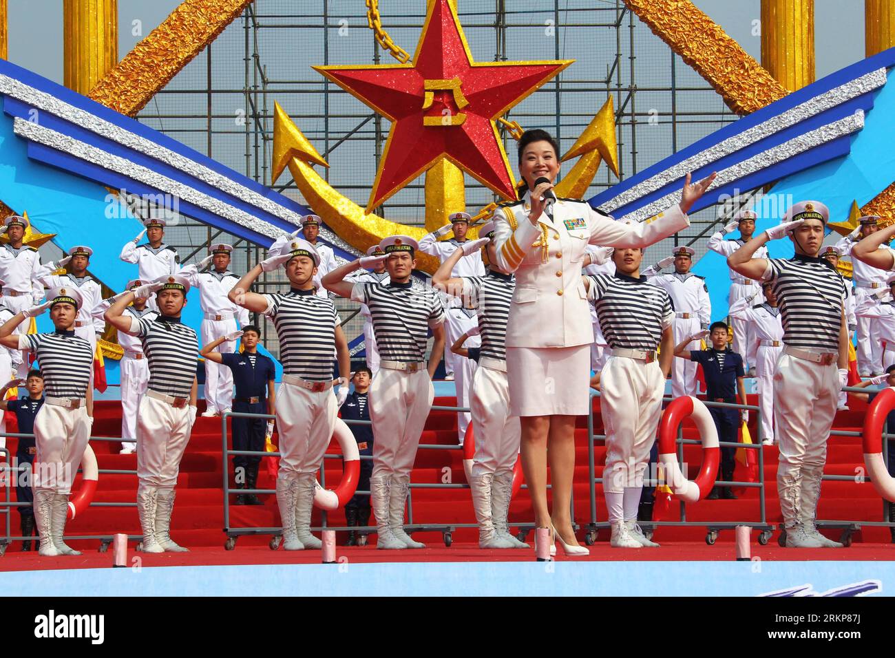 Bildnummer : 57924946 Datum : 23.04.2012 Copyright : imago/Xinhua (120423) -- QINGDAO, 23 avril 2012 (Xinhua) -- Singer Song Zuying chante lors d'un concert à Qingdao, dans la province du Shandong de l'est de la Chine, 23 avril 2012. Diverses activités ont été organisées lundi ici par des soldats qui ont participé au récent exercice naval conjoint Russie-Chine, pour célébrer le 63e anniversaire de fondation de la marine chinoise. (Xinhua/Zha Chunming) (zkr) CHINA-QINGDAO-CHINESE NAVY DAY (CN) PUBLICATIONxNOTxINxCHN People Entertainment Musik Aktion x0x xst 2012 quer 57924946 Date 23 04 2012 Copyright Imago XINHUA Qingd Banque D'Images