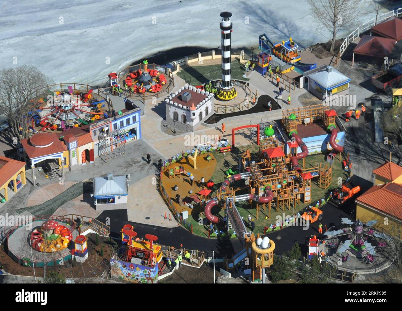 Bildnummer : 57933459 Datum : 25.04.2012 Copyright : imago/Xinhua (120426) -- TAMPERE, 26 avril 2012 (Xinhua) -- photo prise le 25 avril 2012 montre la vue générale de la Terre des oiseaux en colère construite dans Sarkanniemi Adventure Park, Tampere, Finlande. Le terrain Angry Birds dans le parc d'aventure Sarkanniemi a commencé à être construit à l'hiver 2011 et sera ouvert au public le 28 avril 2012. Le jeu Angry Birds développé par la société de jeux finlandaise Rovio pour les smartphones à écran tactile est rapidement devenu populaire dans le monde entier avec un grand succès depuis son lancement fin 2009. (Xinhua/Zhao Banque D'Images