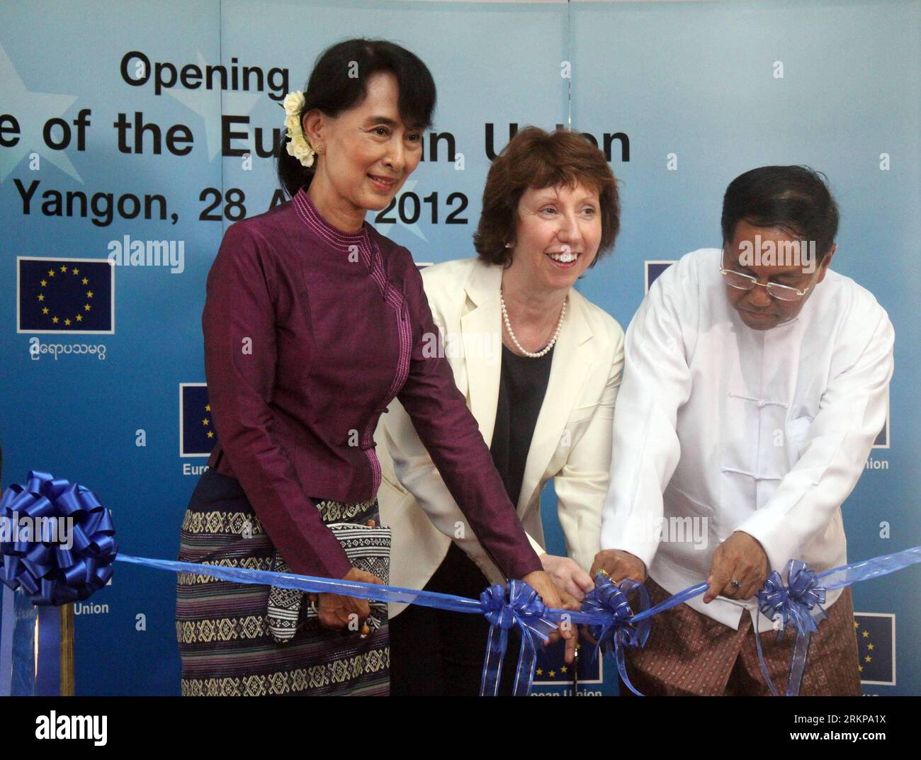 Bildnummer : 57939721 Datum : 28.04.2012 Copyright : imago/Xinhua (120428) -- YANGON, 28 avril 2012 (Xinhua) -- Catherine Ashton, chef de la politique étrangère de l'Union européenne (UE), U Myint Swe, ministre en chef de la région de Yangon (à droite) et Aung San Suu Kyi, dirigeante de la Ligue nationale pour la démocratie, assistent à la cérémonie d'ouverture du bureau de l'UE à Yangon, Myanmar, le 28 avril 2012. (Xinhua/U Aung)(msq) MYANMAR-YANGON-eu-OFFICE-OPENING PUBLICATIONxNOTxINxCHN People Politik Eröffnung xdp x0x premiumd 2012 quer 57939721 Date 28 04 2012 Copyright Imago XINHUA Yangon avril 28 2012 XINHUA politique étrangère C Banque D'Images