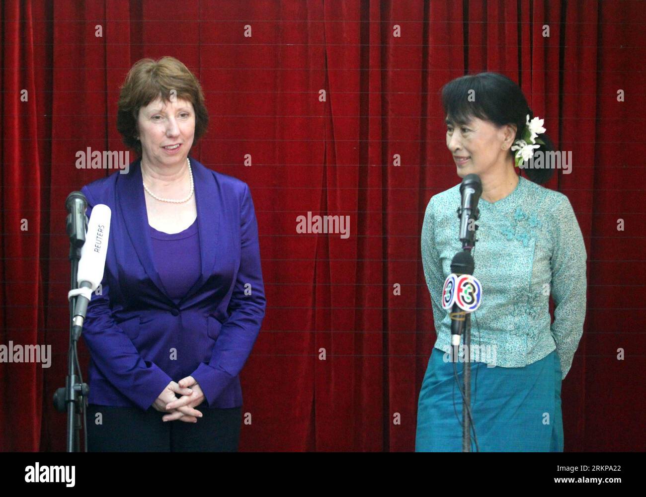 Bildnummer : 57939495 Datum : 28.04.2012 Copyright : imago/Xinhua (120428) -- YANGON, 28 avril 2012 (Xinhua) -- Catherine Ashton, chef de la politique étrangère de l’Union européenne (UE) en visite, s’adresse à la presse après une rencontre avec Aung San Suu Kyi, dirigeante de la Ligue nationale pour la démocratie (NLD) et représentante élue du Parlement, au siège de la NLD à Yangon, Myanmar, le 28 avril 2012. Catherine Ashton est arrivée ici samedi matin pour une visite officielle de trois jours au Myanmar. (Xinhua/U Aung) MYANMAR-YANGON-eu-ASHTON-VISIT PUBLICATIONxNOTxINxCHN People Politik premiumd xbs x0x 2012 quer Banque D'Images