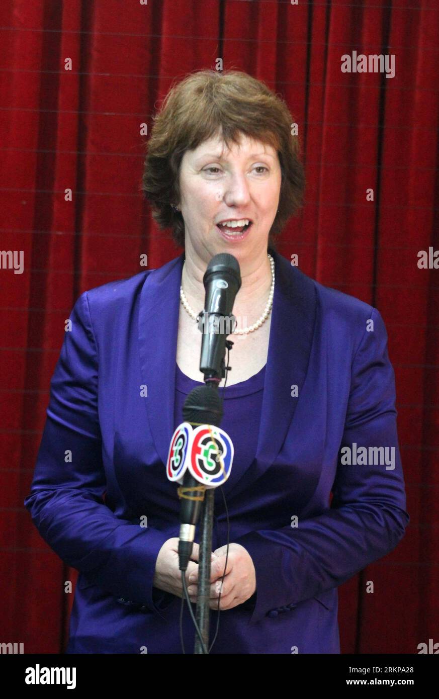 Bildnummer : 57939634 Datum : 28.04.2012 Copyright : imago/Xinhua (120428) -- YANGON, 28 avril 2012 (Xinhua) -- Catherine Ashton, chef de la politique étrangère de l'Union européenne (UE) en visite, s'adresse à la presse après une rencontre avec le dirigeant de la Ligue nationale pour la démocratie (NLD) et le représentant élu du Parlement, au siège de la NLD à Yangon, Myanmar, le 28 avril 2012. Catherine Ashton est arrivée ici samedi matin pour une visite officielle de trois jours au Myanmar. (Xinhua/U Aung) MYANMAR-YANGON-eu-ASHTON-VISIT PUBLICATIONxNOTxINxCHN People Politik premiumd xbs x1x 2012 hoch 57939634 Date 28 04 201 Banque D'Images