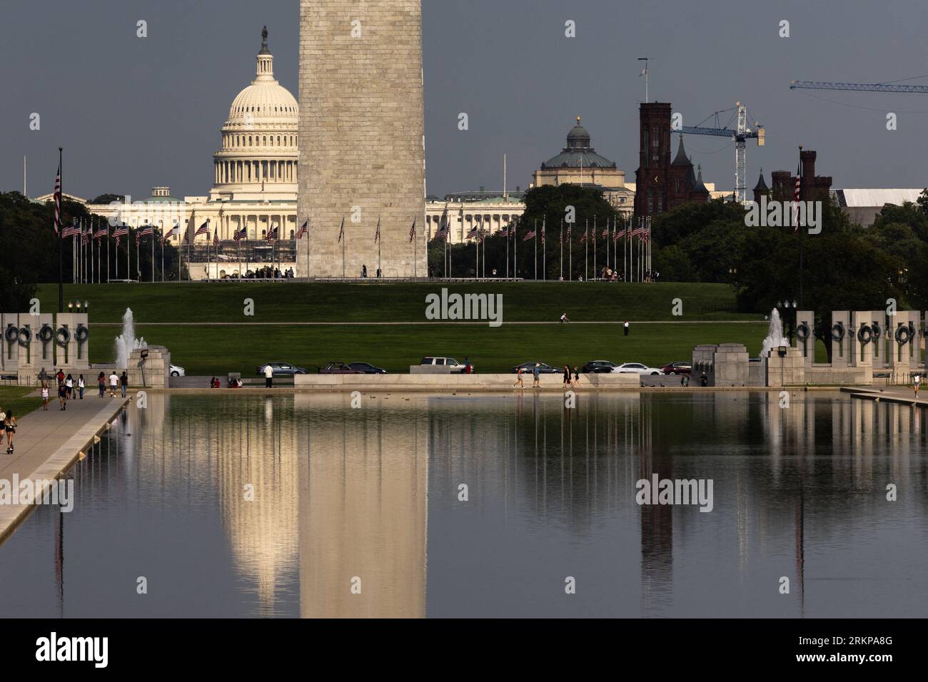 Washington, États-Unis. 25 août 2023. Le Capitole des États-Unis est vu derrière le Washington Monument le 25 août 2023, à Washington, DC (Julia Nikhinson/Sipa USA) crédit : SIPA USA/Alamy Live News Banque D'Images