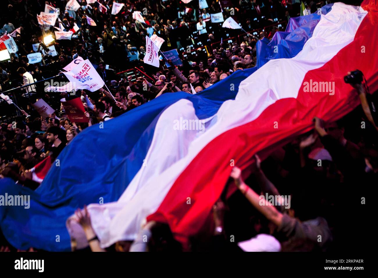 Bildnummer : 57942131 Datum : 29.04.2012 Copyright : imago/Xinhua (120429) -- PARIS, 29 avril 2012 (Xinhua) -- les partisans du candidat à la présidence du Parti socialiste français François Hollande se réunissent lors de son rassemblement de campagne à Bercy, Paris, France, le 29 avril 2012. (Xinhua/Etienne Laurent) FRANCE-PARIS-ÉLECTION PRÉSIDENTIELLE-HOLLANDE-RALLYE PUBLICATIONxNOTxINxCHN Politik Wahl Wahlkampf Präsidentschaftswahl Stichwahl Anhänger premiumd xbs x0x 2012 quer 57942131 Date 29 04 2012 Copyright Imago XINHUA Paris avril 29 2012 XINHUA partisans du Parti socialiste français candidat à la présidence François H. Banque D'Images