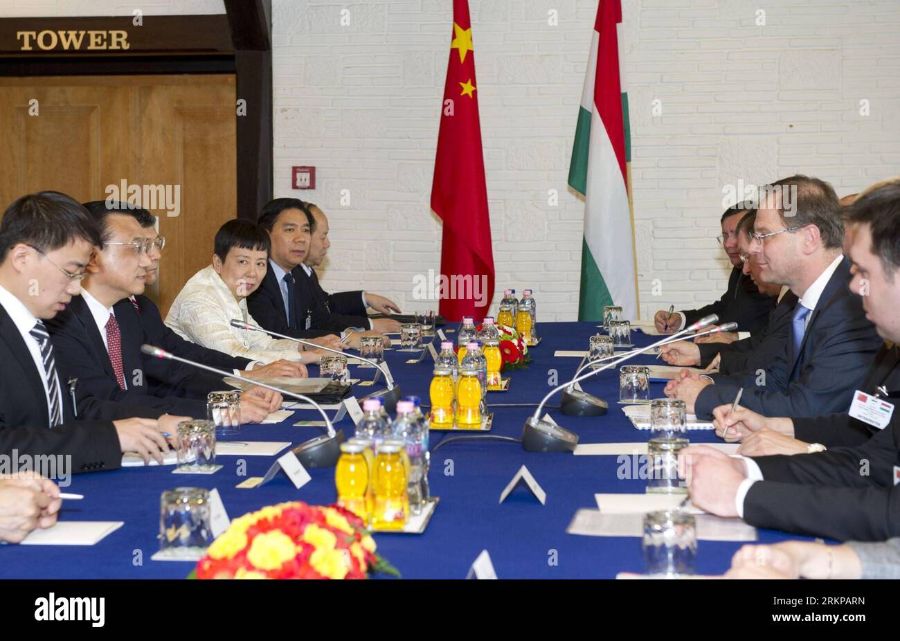 Bildnummer : 57943892 Datum : 30.04.2012 Copyright : imago/Xinhua (120430) -- BUDAPEST, 30 avril 2012 (Xinhua) -- le vice-premier ministre chinois Li Keqiang rencontre le vice-premier ministre hongrois Tibor Navracsics à Budapest, Hongrie, le 30 avril 2012. (Xinhua/Huang Jingwen) (ljh) HUNGARY-CHINA-LI KEQIANG-NAVRACSICS-MEETING PUBLICATIONxNOTxINxCHN People Politik xjh x0x premiumd 2012 quer 57943892 Date 30 04 2012 Copyright Imago XINHUA Budapest avril 30 2012 le vice-premier ministre chinois de XINHUA a quitté Keqiang rencontre le vice-premier ministre hongrois Tibor à Budapest Hongrie avril 30 2012 XINHUA Huang Ji Banque D'Images