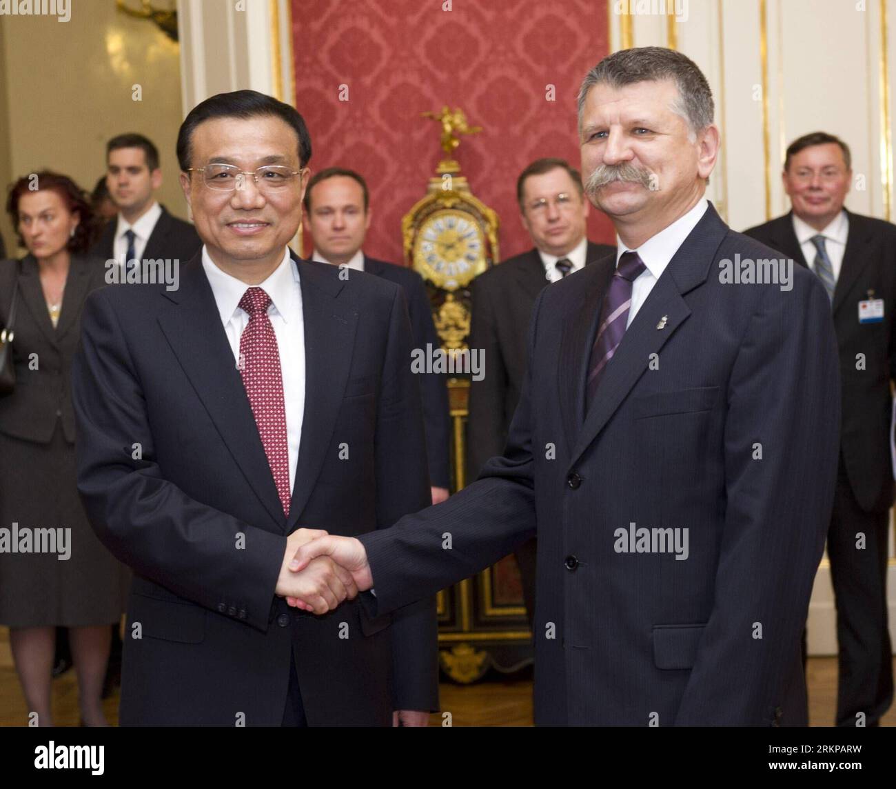 Bildnummer : 57944489 Datum : 30.04.2012 Copyright : imago/Xinhua (120430) -- BUDAPEST, 30 avril 2012 (Xinhua) -- le vice-premier ministre chinois Li Keqiang (à gauche) rencontre le président par intérim hongrois Laszlo Kover à Budapest, Hongrie, le 30 avril 2012. (Xinhua/Huang Jingwen) (lfj) HUNGARY-CHINA-LI KEQIANG-KOVER-MEETING PUBLICATIONxNOTxINxCHN Politik people x0x xub Porträt 2012 quadrat premiumd 57944489 Date 30 04 2012 Copyright Imago XINHUA Budapest avril 30 2012 le vice-premier ministre chinois de XINHUA a quitté Keqiang l rencontre le président par intérim hongrois Laszlo à Budapest Hongrie avril 30 2012 XINHUA Huang Jing Banque D'Images