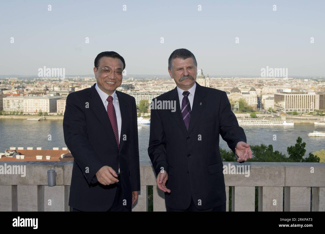 Bildnummer : 57944465 Datum : 30.04.2012 Copyright : imago/Xinhua (120430) -- BUDAPEST, 30 avril 2012 (Xinhua) -- le vice-premier ministre chinois Li Keqiang (à gauche) rencontre le président par intérim hongrois Laszlo Kover à Budapest, Hongrie, le 30 avril 2012. (Xinhua/Huang Jingwen) (lfj) HUNGARY-CHINA-LI KEQIANG-KOVER-MEETING PUBLICATIONxNOTxINxCHN Politik People x0x xub 2012 quer 57944465 Date 30 04 2012 Copyright Imago XINHUA Budapest avril 30 2012 le vice-premier ministre chinois de XINHUA a quitté Keqiang l rencontre le président par intérim hongrois Laszlo à Budapest Hongrie avril 30 2012 XINHUA Huang Jingwen Hongrie Chine l Banque D'Images