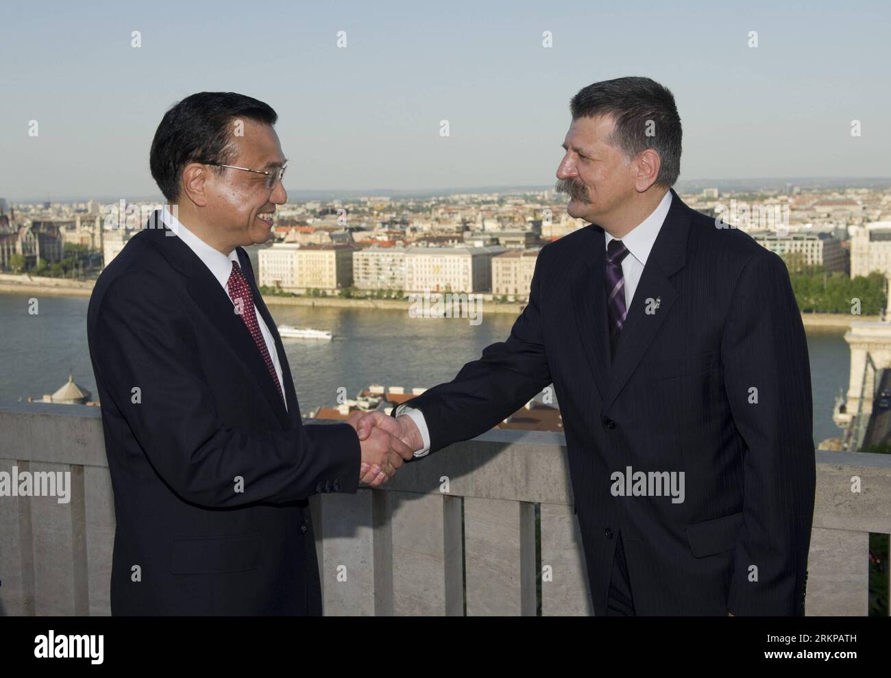 Bildnummer : 57944466 Datum : 30.04.2012 Copyright : imago/Xinhua (120430) -- BUDAPEST, 30 avril 2012 (Xinhua) -- le vice-premier ministre chinois Li Keqiang (à gauche) rencontre le président par intérim hongrois Laszlo Kover à Budapest, Hongrie, le 30 avril 2012. (Xinhua/Huang Jingwen) (lfj) HUNGARY-CHINA-LI KEQIANG-KOVER-MEETING PUBLICATIONxNOTxINxCHN Politik People x0x xub 2012 quer 57944466 Date 30 04 2012 Copyright Imago XINHUA Budapest avril 30 2012 le vice-premier ministre chinois de XINHUA a quitté Keqiang l rencontre le président par intérim hongrois Laszlo à Budapest Hongrie avril 30 2012 XINHUA Huang Jingwen Hongrie Chine l Banque D'Images