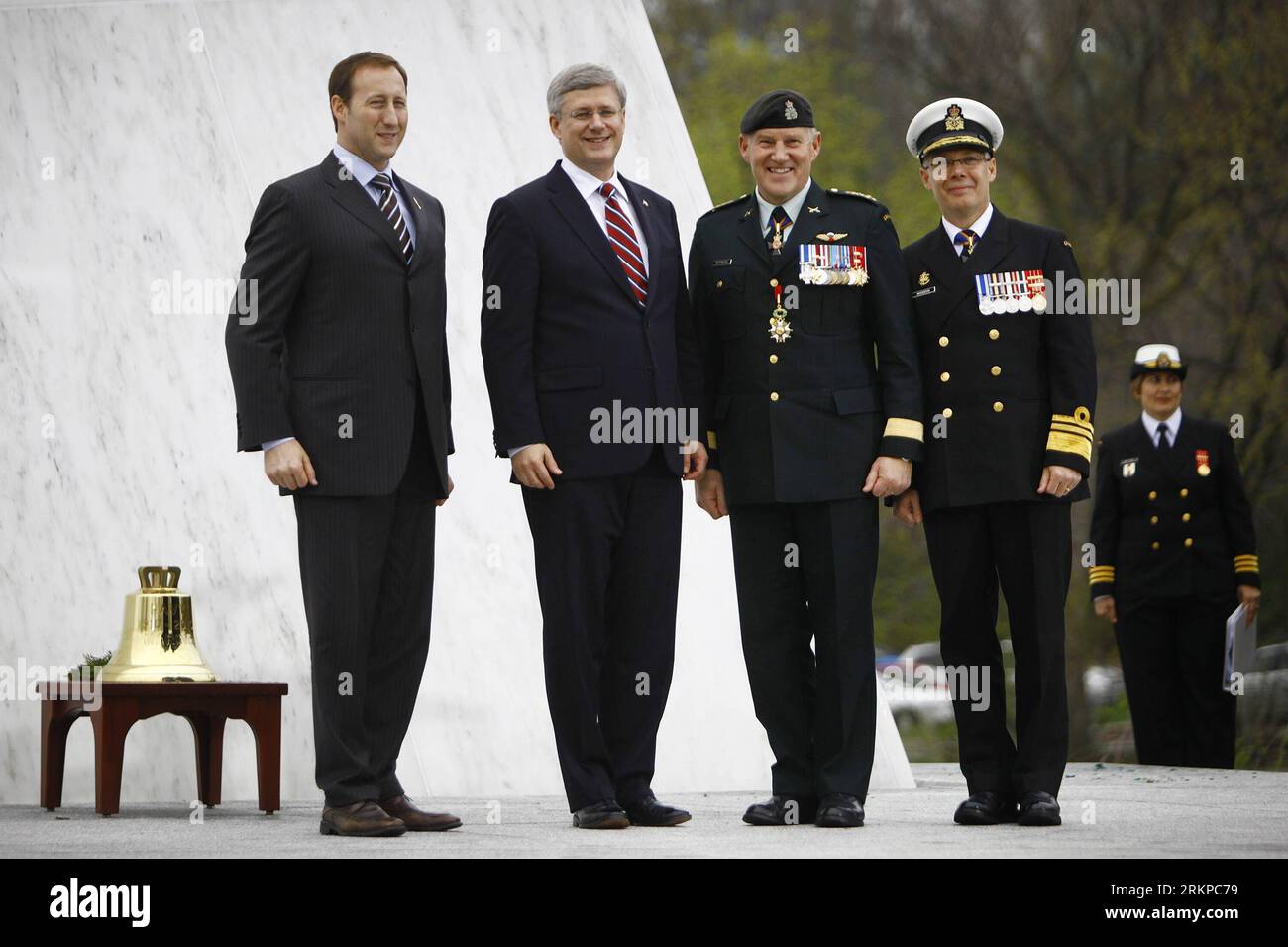 Bildnummer : 57953690 référence : 03.05.2012 Copyright : imago/Xinhua (120504) -- OTTAWA, 4 mai 2012 (Xinhua) -- (G-D) le ministre de la Défense nationale du Canada, Peter MacKay, le premier ministre Stephen Harper, le chef d état-major de la Défense, le général Walter Natyncyzk, et le vice-amiral Paul Maddison, commandant de la Marine royale du Canada, posent pour une photo après avoir dévoilé le Monument de la Marine royale du Canada à Ottawa, le 3 mai 2012. Le monument rend hommage aux centaines de milliers de marins canadiens qui ont servi pendant les 100 premières années de la Marine. (Xinhua/David Kawai) (zyw) CANADA-OTTAWA-NAVY MONUMENT-DÉVOILEMENT PUBL Banque D'Images