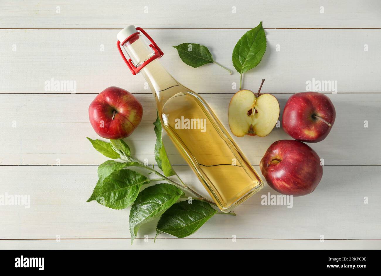 Composition de la nappe avec un délicieux cidre de pomme sur une table en bois blanc Banque D'Images
