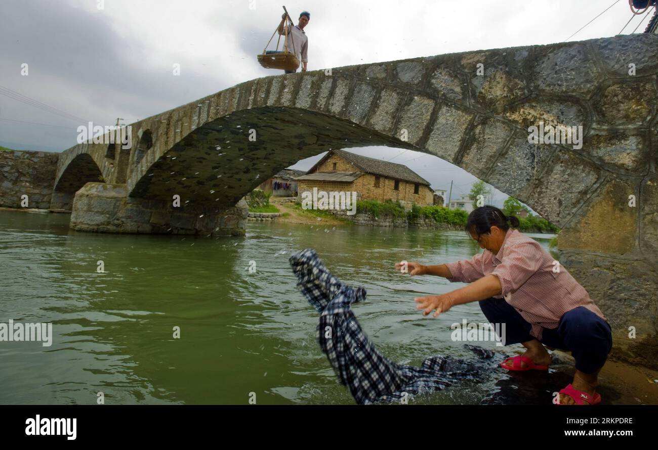 Bildnummer : 57963628 Datum : 05.05.2012 Copyright : imago/Xinhua (120507) -- JIANGYONG, 7 mai 2012 (Xinhua) -- Une femme lave un drap de lit dans la rivière Xiemu dans le village de Shanggantang du comté de Jiangyong, province du Hunan, en Chine centrale, 5 mai 2012. Shanggantang Village, avec une histoire de plus de 1 000 ans, se situe à 25 kilomètres au sud-ouest de Jiangyong et compte plus de 400 familles. La plupart des villageois sont surnommés Zhou. Jusqu'à présent, il reste encore plus de 200 maisons de résidents et un certain nombre d'autres reliques historiques construites dans les dynasties Ming (1368-1644) et Qing (1644-1911). (Xinh Banque D'Images