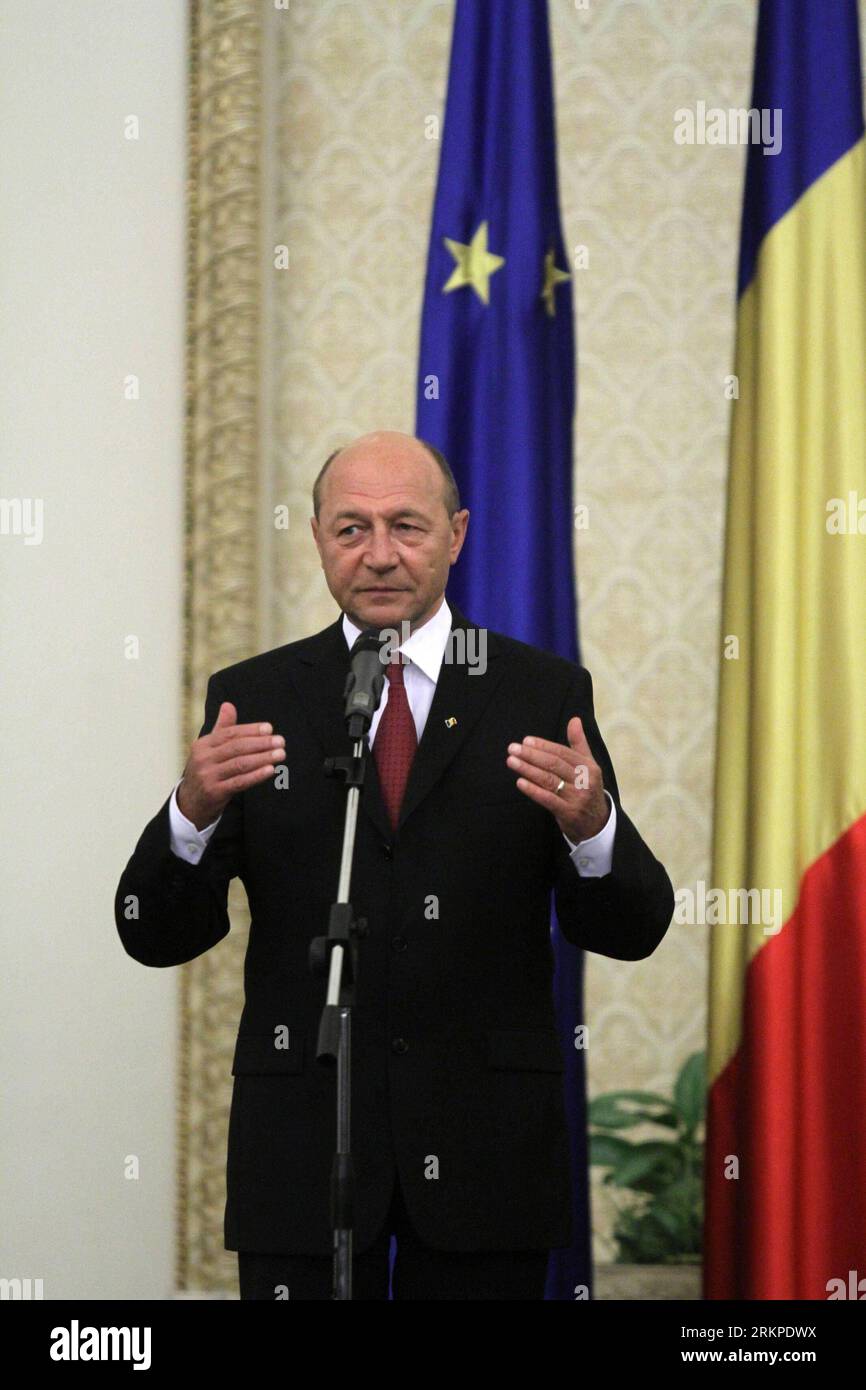 Bildnummer : 57965228 Datum : 07.05.2012 Copyright : imago/Xinhua (120507) -- BUCAREST, 7 mai 2012 (Xinhua) -- le président roumain Traian Basescu prend la parole à la fin de la cérémonie d'assermentation au Palais présidentiel Cotroceni à Bucarest, capitale de la Roumanie, le 7 mai 2012. Le nouveau cabinet roumain a prêté serment lundi tard, le Premier ministre Victor Ponta promettant que la tenue d élections locales et générales équitables serait un objectif fondamental de son administration. (Xinhua/Gabriel Petrescu) ROUMANIE-BUCAREST-CABINET-JURE PUBLICATIONxNOTxINxCHN personnes Politik Vereidigung xjh x0x p Banque D'Images