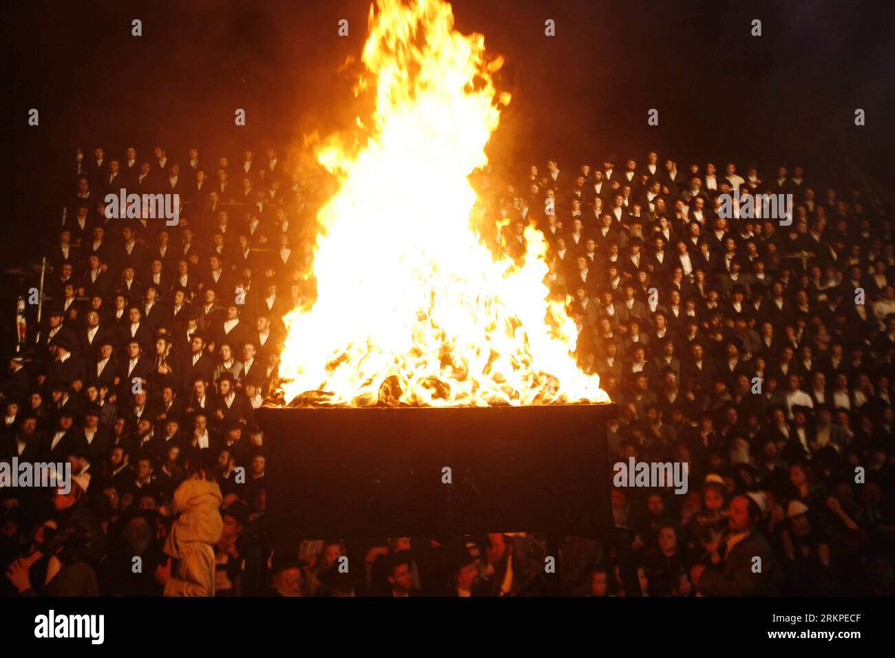Bildnummer : 57973773 Datum : 09.05.2012 Copyright : imago/Xinhua (120509) -- JÉRUSALEM, 9 mai 2012 (Xinhua) -- des Juifs ultra-orthodoxes se tiennent à côté de feux de joie lors de la fête juive de Lag Ba-Omer dans le quartier de Mea Shearim de Jérusalem, le 9 mai 2012. LAG Ba-Omer marque la fin d'un fléau qui aurait tué des milliers d'érudits juifs à l'époque romaine. (Xinhua/Muammar Awad) MIDEAST-JERUSALEM-LAG BA OMER PUBLICATIONxNOTxINxCHN Gesellschaft religion Judentum Juden Gedenken Ultraorthodoxe xjh x0x 2012 quer Highlight 57973773 Date 09 05 2012 Copyright Imago XINHUA Jérusalem Mai 9 2012 XINH Banque D'Images