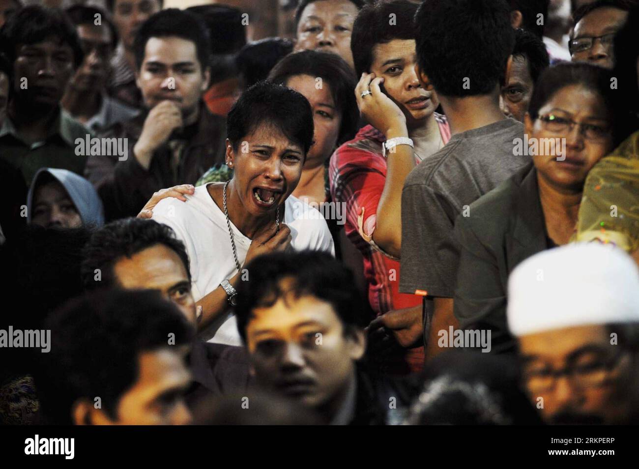 Bildnummer : 57978367 Datum : 11.05.2012 Copyright : imago/Xinhua (120511) -- JAKARTA, 11 mai 2012 (Xinhua) -- les proches des victimes de Sukhoi Super jet-100 réagissent en regardant les nouvelles de la télévision locale sur les derniers progrès des recherches, à l'aéroport Halim Perdana Kusuma de Jakarta, Indonésie, le 11 mai 2012. Les sauveteurs indonésiens ont déclaré vendredi avoir récupéré 12 corps près de l’épave d’un super jet-100 de fabrication russe Sukhoi qui s’est écrasé mercredi dans la pente abrupte du mont Salak à Bogor, Java occidental. (Xinhua/Agung Kuncahya B.) (zw) INDONÉSIE-RUSSIE-AVION-CRASH-AFTERMATH PUBLICATIONxNOTxINxCHN G Banque D'Images