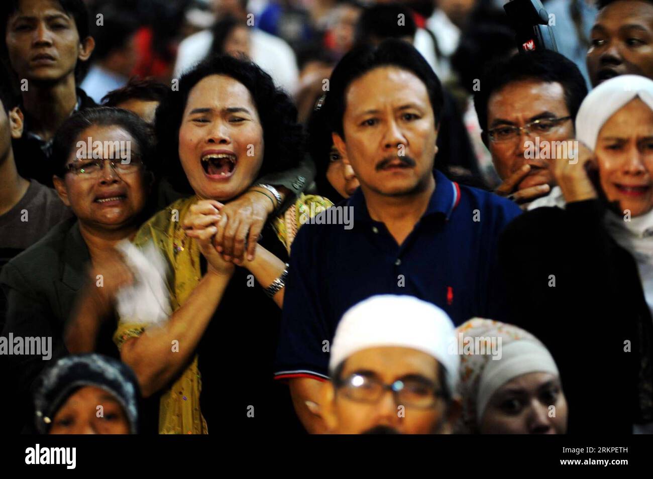 Bildnummer : 57978368 Datum : 11.05.2012 Copyright : imago/Xinhua (120511) -- JAKARTA, 11 mai 2012 (Xinhua) -- les proches des victimes de Sukhoi Super jet-100 réagissent en regardant les nouvelles de la télévision locale sur les derniers progrès des recherches, à l'aéroport Halim Perdana Kusuma de Jakarta, Indonésie, le 11 mai 2012. Les sauveteurs indonésiens ont déclaré vendredi avoir récupéré 12 corps près de l’épave d’un super jet-100 de fabrication russe Sukhoi qui s’est écrasé mercredi dans la pente abrupte du mont Salak à Bogor, Java occidental. (Xinhua/Agung Kuncahya B.) (zw) INDONÉSIE-RUSSIE-AVION-CRASH-AFTERMATH PUBLICATIONxNOTxINxCHN G Banque D'Images