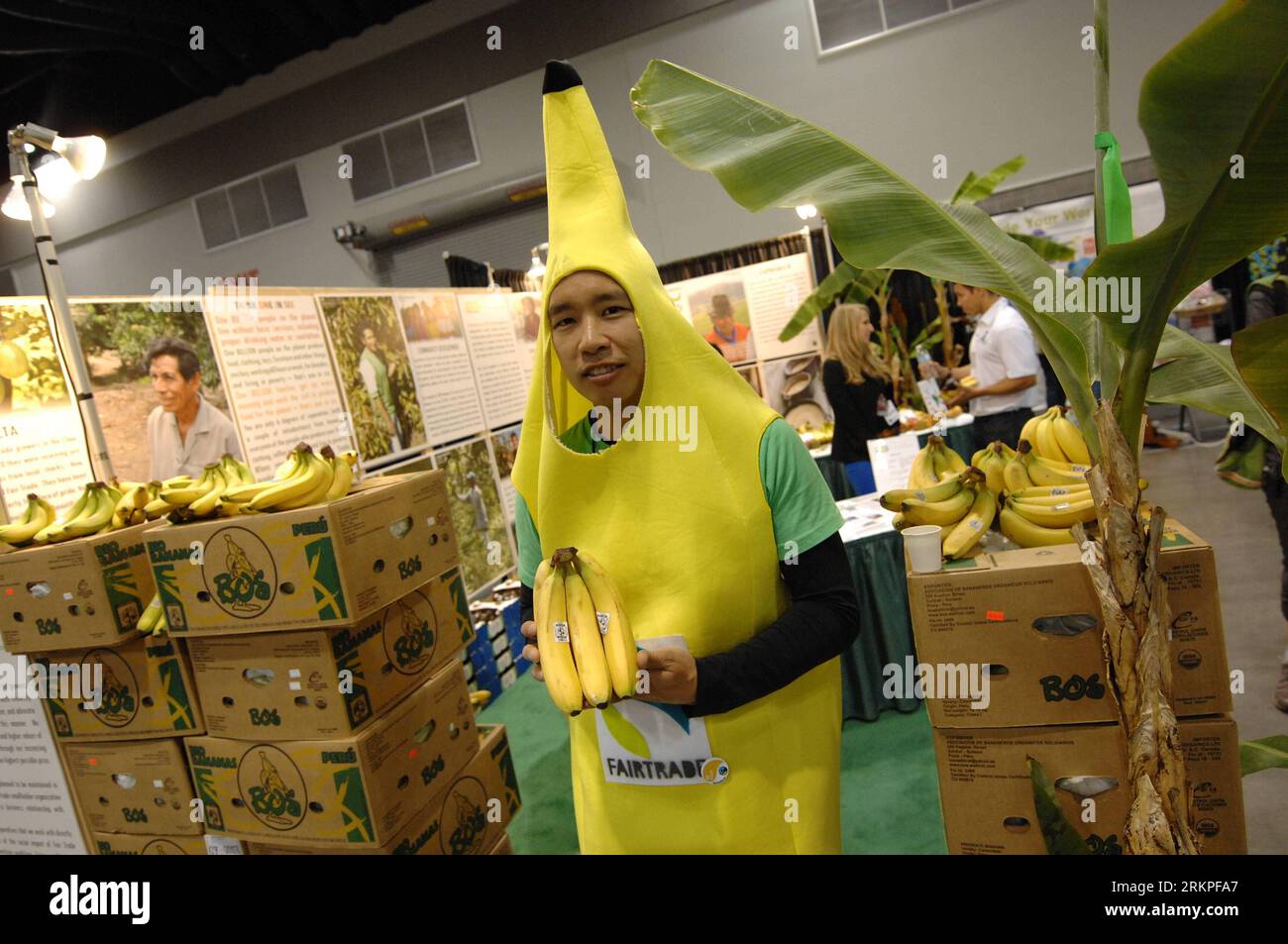 Bildnummer : 57982006 Datum : 11.05.2012 Copyright : imago/Xinhua (120512) -- VANCOUVER, 12 mai 2012 (Xinhua) --des mannequins habillés en mascottes de bananes font la promotion des produits du commerce équitable à l'exposition EPIC Sustainable Living Expo 2012, le 11 mai 2012 à Vancouver, Canada. EPIC présente les entreprises qui offrent des alternatives durables authentiques aux produits et services conventionnels. Il s agit de la plus grande vitrine de style de vie durable de l Ouest canadien, produite par l organisme de renommée internationale chargé des affaires de l environnement, la Fondation GLOBE. Accueillant plus de 300 exposants, EPIC est une célébration de trois jours et moi Banque D'Images