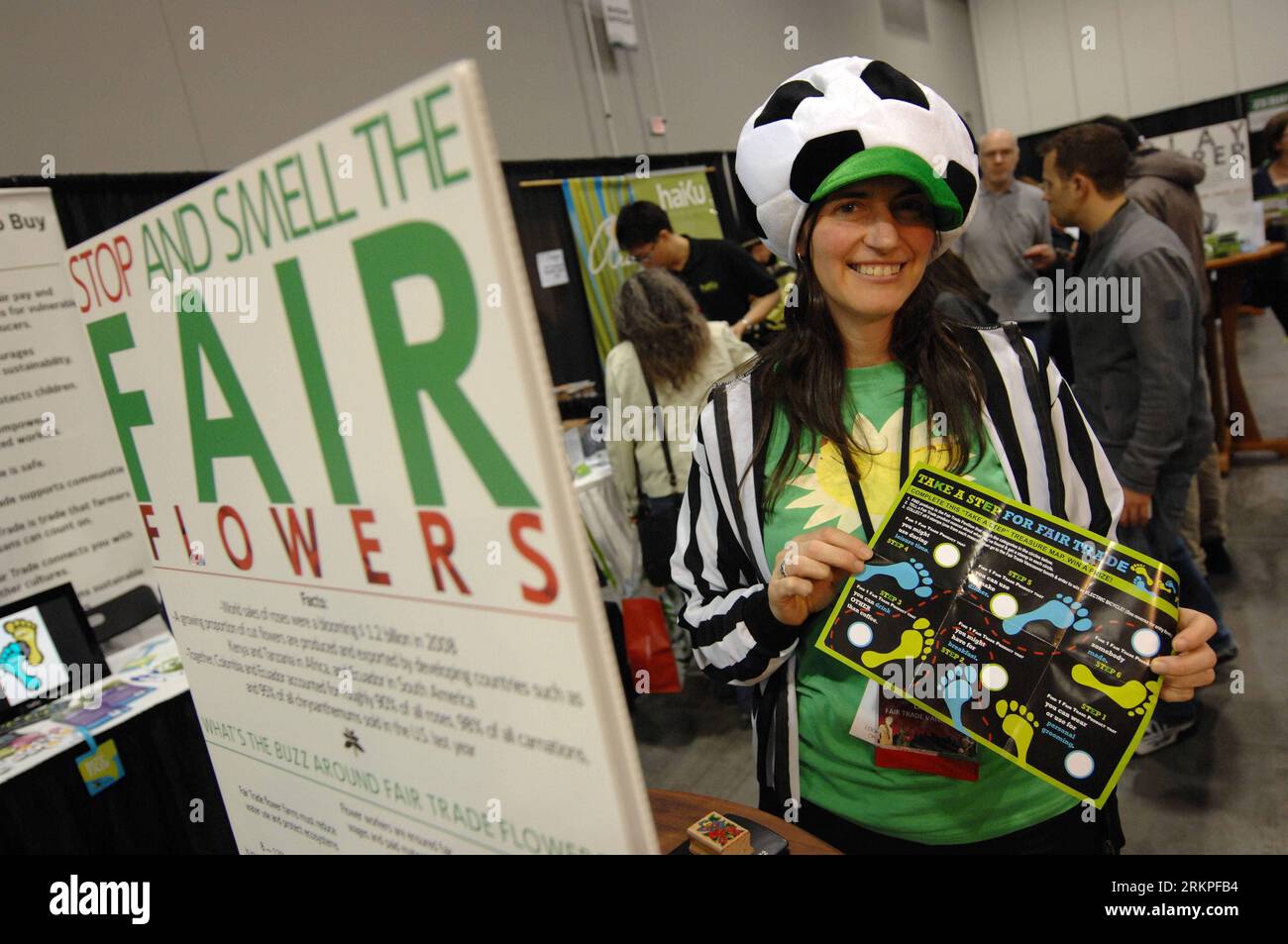 Bildnummer : 57982003 Datum : 11.05.2012 Copyright : imago/Xinhua (120512) -- VANCOUVER, 12 mai 2012 (Xinhua) -- un exposant fait la promotion des produits du commerce équitable à l'exposition EPIC Sustainable Living Expo 2012 le 11 mai 2012 à Vancouver, Canada. EPIC présente les entreprises qui offrent des alternatives durables authentiques aux produits et services conventionnels. Il s agit de la plus grande vitrine de style de vie durable de l Ouest canadien, produite par l organisme de renommée internationale chargé des affaires de l environnement, la Fondation GLOBE. Accueillant plus de 300 exposants, EPIC est une célébration de trois jours et une immersion dans tous Banque D'Images