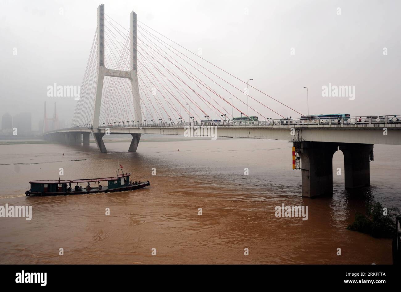 Bildnummer : 57984329 Datum : 14.05.2012 Copyright : imago/Xinhua (120514) -- NANCHANG, 14 mai 2012 (Xinhua) -- Un bateau de pêche navigue sur la rivière Ganjiang à Nanchang, capitale de la province du Jiangxi de l'est de la Chine, le 14 mai 2012. Influencé par les pluies torrentielles persistantes, le niveau d'eau de la section Nanchang de la rivière Ganjiang a atteint 19,99 mètres tôt lundi, 1,26 mètres plus haut qu'il y a deux jours. (Xinhua/Zhou Ke) (mcg) CHINA-NANCHANG-GANJIANG RIVER-WATER LEVEL (CN) PUBLICATIONxNOTxINxCHN Gesellschaft Wetter Regen Hochwasser xjh x0x premiumd 2012 quer Highlight 57984329 Date 14 05 201 Banque D'Images