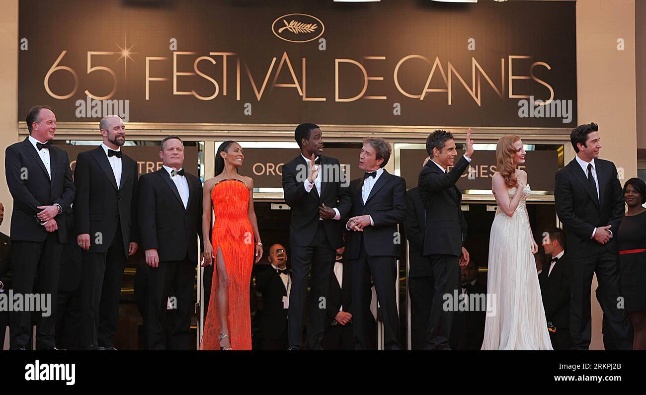 Bildnummer : 58004917 Datum : 18.05.2012 Copyright : imago/Xinhua (120518) -- CANNES, 18 mai 2012 (Xinhua) -- membres de Madagascar 3 : Martin Short, David Schwimmer, Jada Pinkett-Smith, Ben Stiller, Jessica Chastain, Chris Rock Europe Most Wanted assiste à la première du film lors du 65e Festival de Cannes, dans le sud de la France, le 18 mai 2012. (Xinhua/Gao Jing) FRANCE-CANNES-FILM FESTIVAL-MADAGASCAR 3 : EUROPE S MOST WANTED PUBLICATIONxNOTxINxCHN People Kultur Entertainment film Filmfestival Filmfestspiele 65 xda x2x premiumd 2012 quer 58004917 Date 18 05 2012 Copyright Imago XINHU Banque D'Images