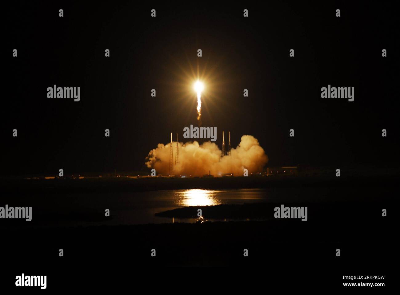 Bildnummer : 58016608 Datum : 22.05.2012 Copyright : imago/Xinhua (120522) -- WASHINGTON D.C., 22 mai 2012 (Xinhua) -- sur cette photo fournie par la NASA, la fusée SpaceX Falcon 9 décolle du Space Launch Complex-40 à la Cape Canaveral Air Force Station, Floride, États-Unis, pour commencer un vol de démonstration, le 22 mai 2012. La compagnie américaine de vols spatiaux privés SpaceX a lancé mardi matin une capsule sans pilote à destination de la Station spatiale internationale, amorçant le premier vol d'un vaisseau spatial commercial vers l'avant-poste orbital. (Xinhua/NASA/Alan Ault) (dzl) US-FLORIDA-Falcon 9 STAT Banque D'Images