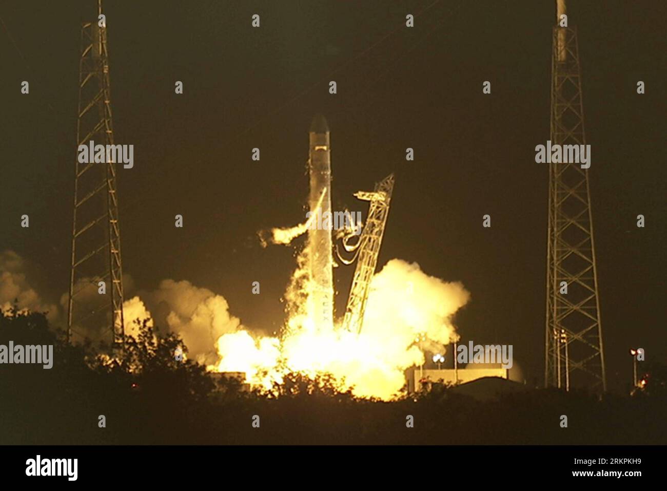 Bildnummer : 58016607 Datum : 22.05.2012 Copyright : imago/Xinhua (120522) -- WASHINGTON D.C., 22 mai 2012 (Xinhua) -- dans cette image de la NASA TV, la fusée SpaceX Falcon 9 décolle du Space Launch Complex-40 à la Cape Canaveral Air Force Station, Floride, États-Unis, pour commencer un vol de démonstration, le 22 mai 2012. La compagnie américaine de vols spatiaux privés SpaceX a lancé mardi matin une capsule sans pilote à destination de la Station spatiale internationale, amorçant le premier vol d'un vaisseau spatial commercial vers l'avant-poste orbital (Xinhua/NASA TV) (dzl) US-FLORIDA-Falcon 9 STATION SPATIALE PUBLICATIONxN Banque D'Images
