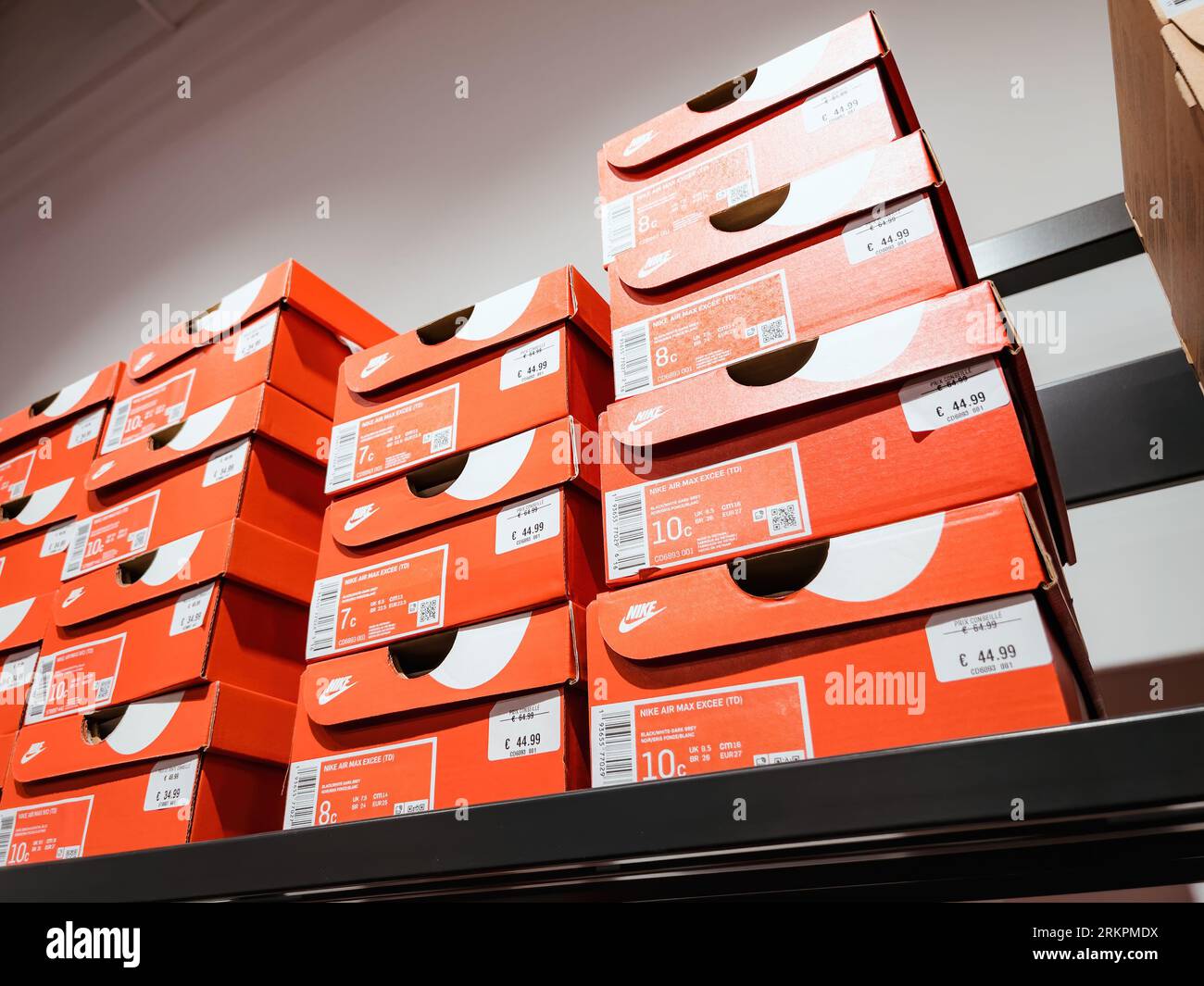 Roppenheim, France - 11 juillet 2023 : vue à faible angle de la pile avec  des chaussures de sport Nike Air Max Excee TD de tailles diverses rouges au  prix de 44,99 euros Photo Stock - Alamy