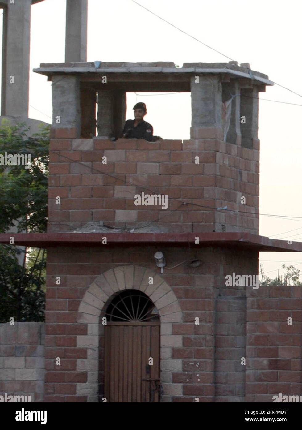 Bildnummer : 58022972 Datum : 23.05.2012 Copyright : imago/Xinhua (120524) -- PESHAWAR, 24 mai 2012 (Xinhua) -- garde policière pakistanaise au sommet d'un bunker de la prison centrale de Peshawar où le médecin pakistanais Shakil Afridi, qui travaillait pour les services de renseignement américains, a été déplacé après le verdict, dans le nord-ouest du Pakistan à Peshawar le 23 mai 2012. Le médecin pakistanais Shakil Afridi, accusé de trahison pour avoir aidé les États-Unis à traquer et à tuer Oussama ben Laden, a été condamné à 30 ans de prison, a rapporté mercredi Geo, un média local. (Xinhua/Umar Qayyum) (zhs) PAKISTAN-PESHAWAR-MÉDECIN Banque D'Images