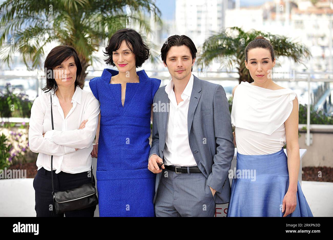 Bildnummer: 58030339  Datum: 25.05.2012  Copyright: imago/Xinhua (120525) -- CANNES, May 25, 2012 (Xinhua) -- Director Catherine Corsini, actress Clotilde Hesme, actor Raphael Personnaz and actress Arta Dobroshi (from L to R) pose for photos during the photocall of Trois Mondes at the 65th Cannes Film Festival, in Cannes, southern France, May 25, 2012. The movie is presented as part of the Un Certain Regard selection of the film festival, which runs from 16 to 27 May. (Xinhua/Ye Pingfan) (zjl) FRANCE-CANNES-FILM FESTIVAL-PHOTOCALL-TROIS MONDES PUBLICATIONxNOTxINxCHN Kultur Entertainment People Banque D'Images