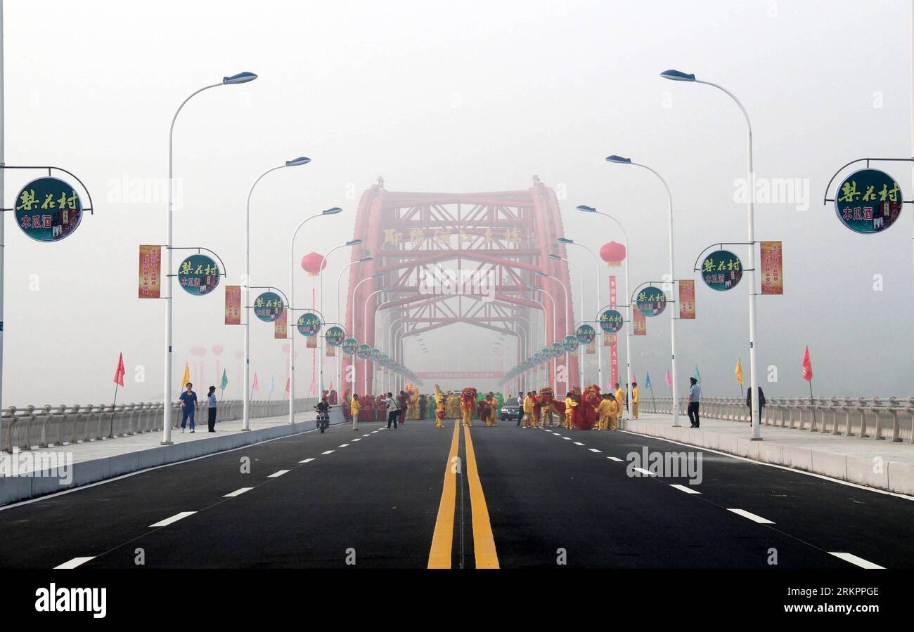 Bildnummer : 58042128 Datum : 28.05.2012 Copyright : imago/Xinhua (120528) -- SHIYAN, 28 mai 2012 (Xinhua) -- la photo prise le 28 mai 2012 montre le pont de la rivière Yunyang Hanjiang dans la ville de Shiyan, province du Hubei en Chine centrale. Situé dans le district réservoir de Danjiangkou, le pont de 2 102 mètres de long, avec un investissement total de 255 millions de yuans RMB (environ 40,37 millions de dollars américains), a été ouvert à la circulation lundi. (Xinhua/CAO Zhonghong)(mcg) CHINA-HUBEI-SHIYAN-YUNYANG HANJIANG RIVER BRIDGE (CN) PUBLICATIONxNOTxINxCHN Gesellschaft Verkehr Straße Brücke Gebäude xda x2x 2012 quer o0 Eröffnung EI Banque D'Images