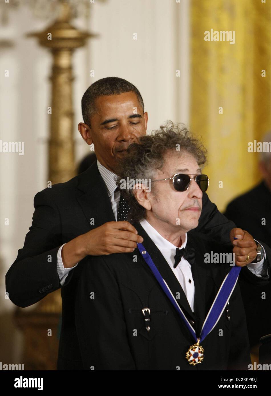 (120529) -- WASHINGTON D.C. 29,2012 mai (Xinhua) -- le musicien Bob Dylan (à droite) reçoit une médaille présidentielle de la liberté par le président américain Barack Obama lors de la cérémonie de remise de la médaille de la liberté à la Maison Blanche à Washington D.C. le 29 mai 2012. La Médaille de la liberté est la plus haute distinction civile de la nation, décernée à des personnes qui ont apporté des contributions particulièrement méritoires à la sécurité ou aux intérêts nationaux des États-Unis, à la paix mondiale, ou à des initiatives culturelles ou autres importantes, publiques ou privées. (Xinhua/Fang Zhe) US-WASHINGTON-OBAMA-MÉDAILLE PRÉSIDENTIELLE O. Banque D'Images