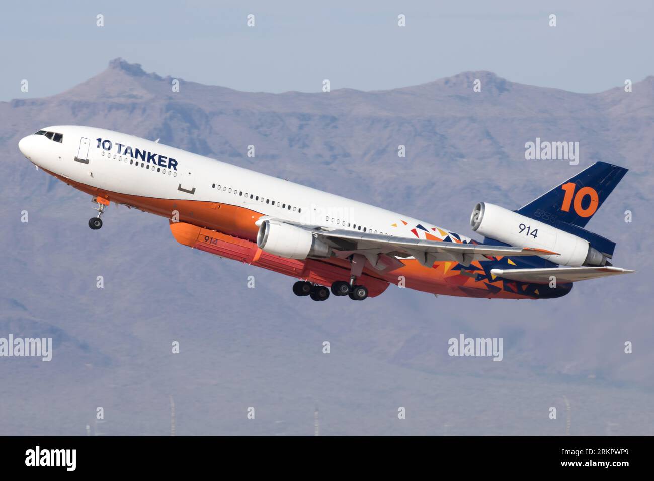 Un McDonnell Douglas DC-10 airtanker décolle de Gateway Airport avec une charge de retardateur de flamme pour tomber sur un feu de forêt. Banque D'Images