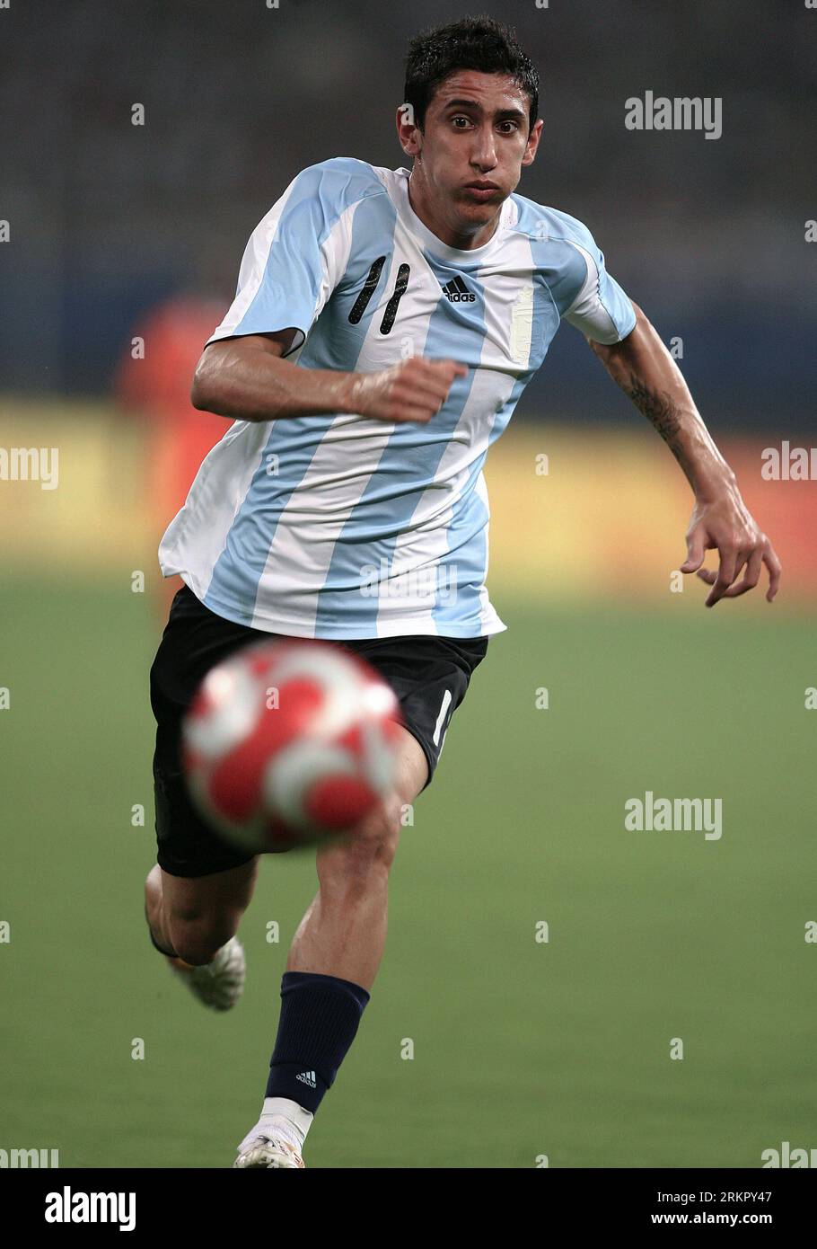 Angel Di Maria #11 d'Argentine poursuit après un ballon lâche lors d'un match des Jeux Olympiques de 2008 contre la Hollande au Stade Olympique de Shanghai le 16 2008 août, à Shanghai en Chine. L'Argentine a remporté le match 2-1 Banque D'Images