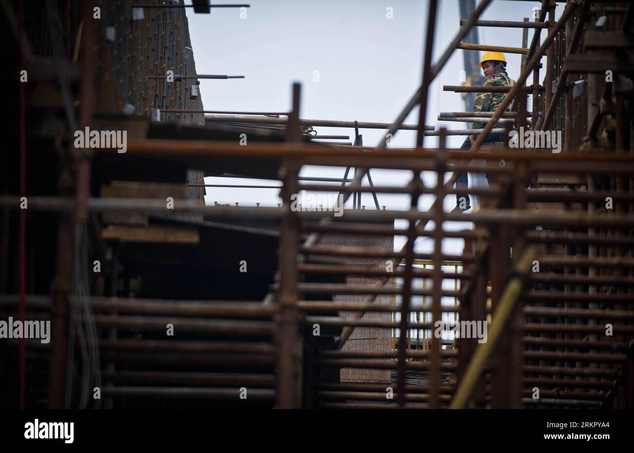 Bildnummer : 58076319 Datum : 06.06.2012 Copyright : imago/Xinhua (120606) -- TIANJIN, 6 juin 2012 (Xinhua) -- Un ouvrier se tient sur le site de construction de la gare de jonction Yujiabao du chemin de fer interurbain Beijing-Tianjin dans la nouvelle région de Binhai à Tianjin, dans le nord de la Chine, le 6 juin 2012. Le génie civil de la gare de jonction ferroviaire a été achevé récemment. Sa mise en service est prévue pour 2013. (Xinhua/Yue Yuewei)(MCG) CHINA-TIANJIN-RAILWAY-YUJIABAO JUNCTION STATION (CN) PUBLICATIONxNOTxINxCHN Wirtschaft Verkehr Bahn Baustelle Bauarbeiten xbs x0x 2012 quer 5 Banque D'Images