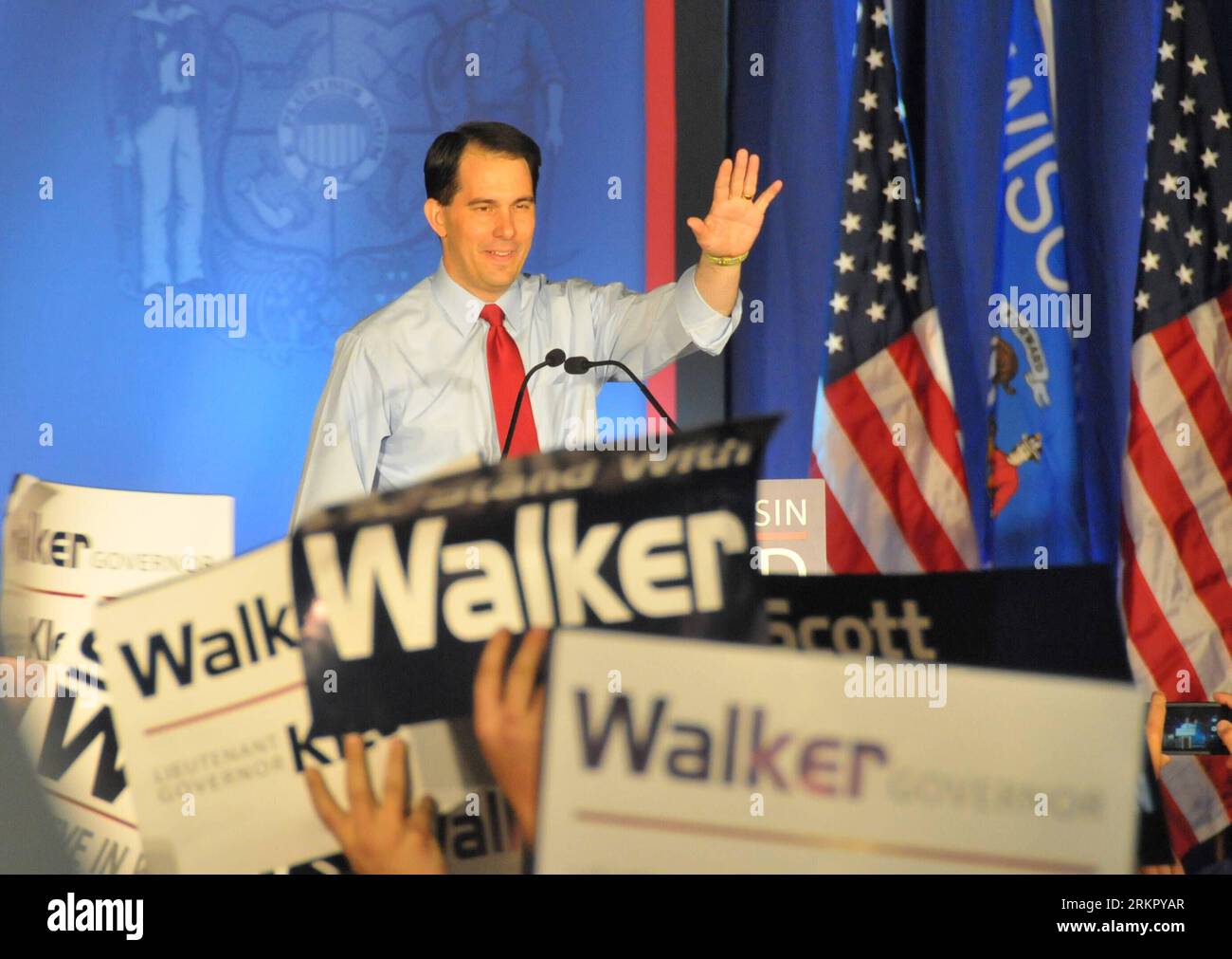 Bildnummer : 58076311 Datum : 05.06.2012 Copyright : imago/Xinhua (120606) -- WAUKESHA, 6 juin 2012 (Xinhua) -- le gouverneur du Wisconsin Scott Walker annonce sa victoire à l'élection de révocation du gouverneur de l'État à Waukesha, Wisconsin, États-Unis, le 5 juin 2012. Scott Walker, un républicain, a remporté l'élection de rappel de gouverneur de l'État mardi, obtenant un mandat sur ses réformes d'austérité et dynamisant le Parti républicain pour les élections de novembre. (Xinhua/Zhang Baoping) (lyx) US-WISCONSIN-GUBERNATORIAL RAPPEL ÉLECTION-SURVIE PUBLICATIONxNOTxINxCHN People Politik USA premiumd xbs x Banque D'Images